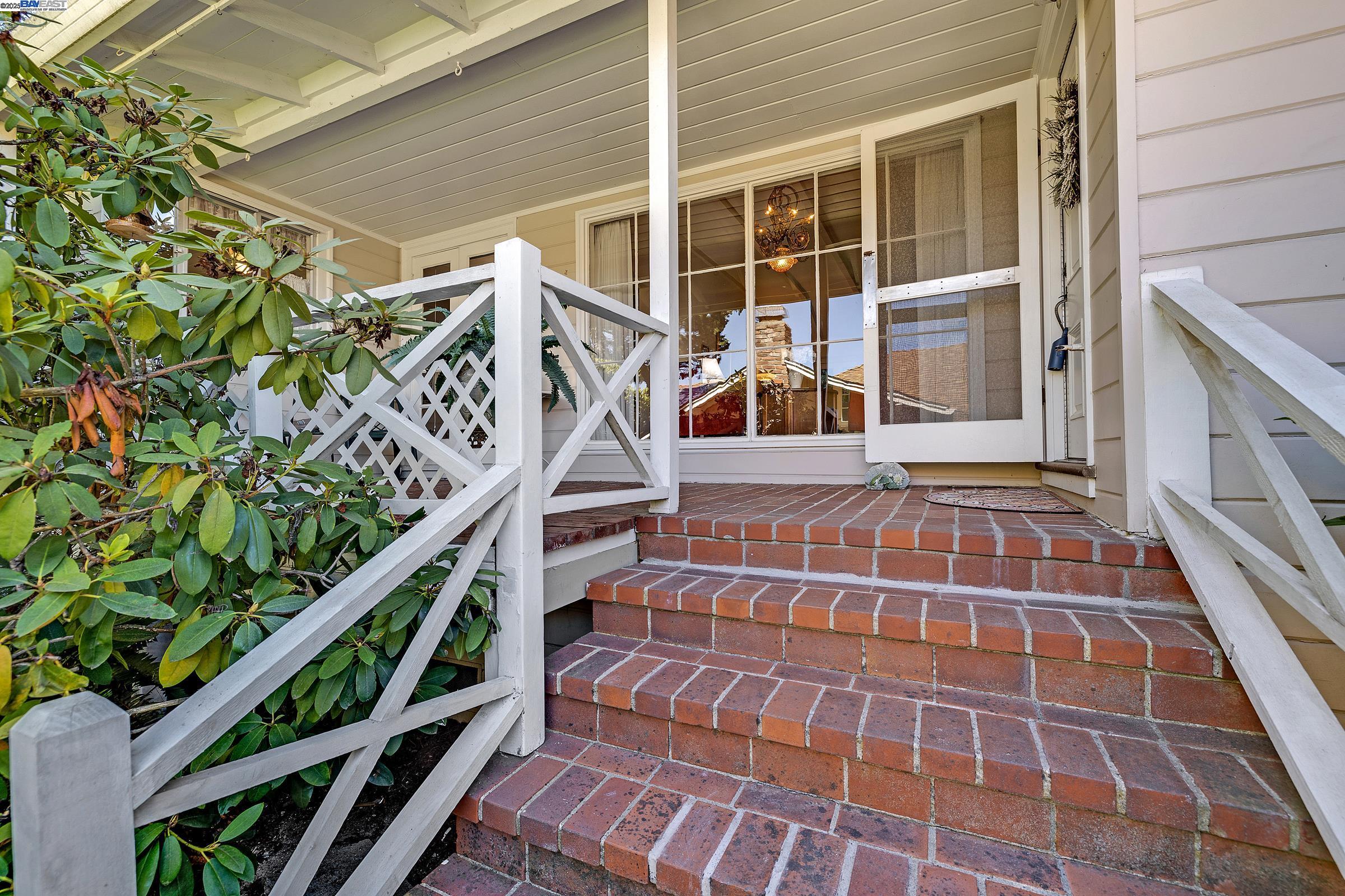 Detail Gallery Image 6 of 35 For 2863 Burton Dr, Oakland,  CA 94611 - 2 Beds | 1/1 Baths