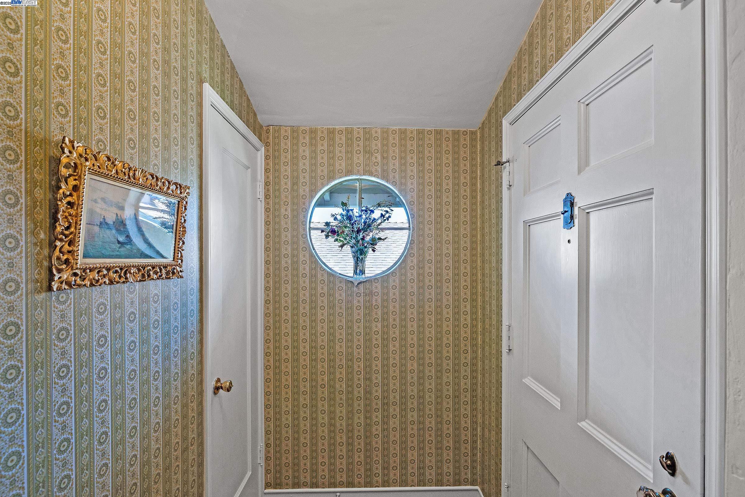 Detail Gallery Image 8 of 35 For 2863 Burton Dr, Oakland,  CA 94611 - 2 Beds | 1/1 Baths