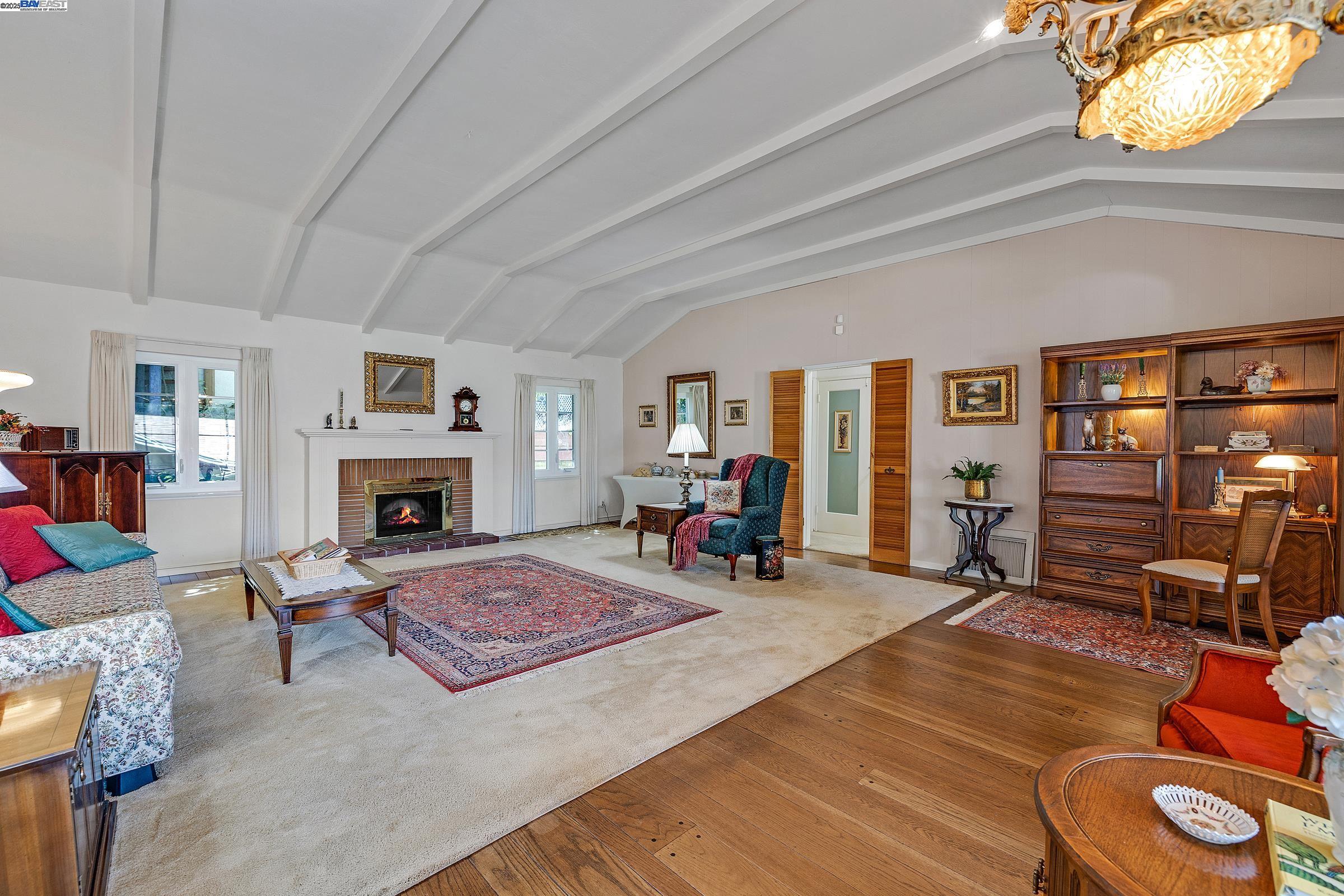Detail Gallery Image 10 of 35 For 2863 Burton Dr, Oakland,  CA 94611 - 2 Beds | 1/1 Baths