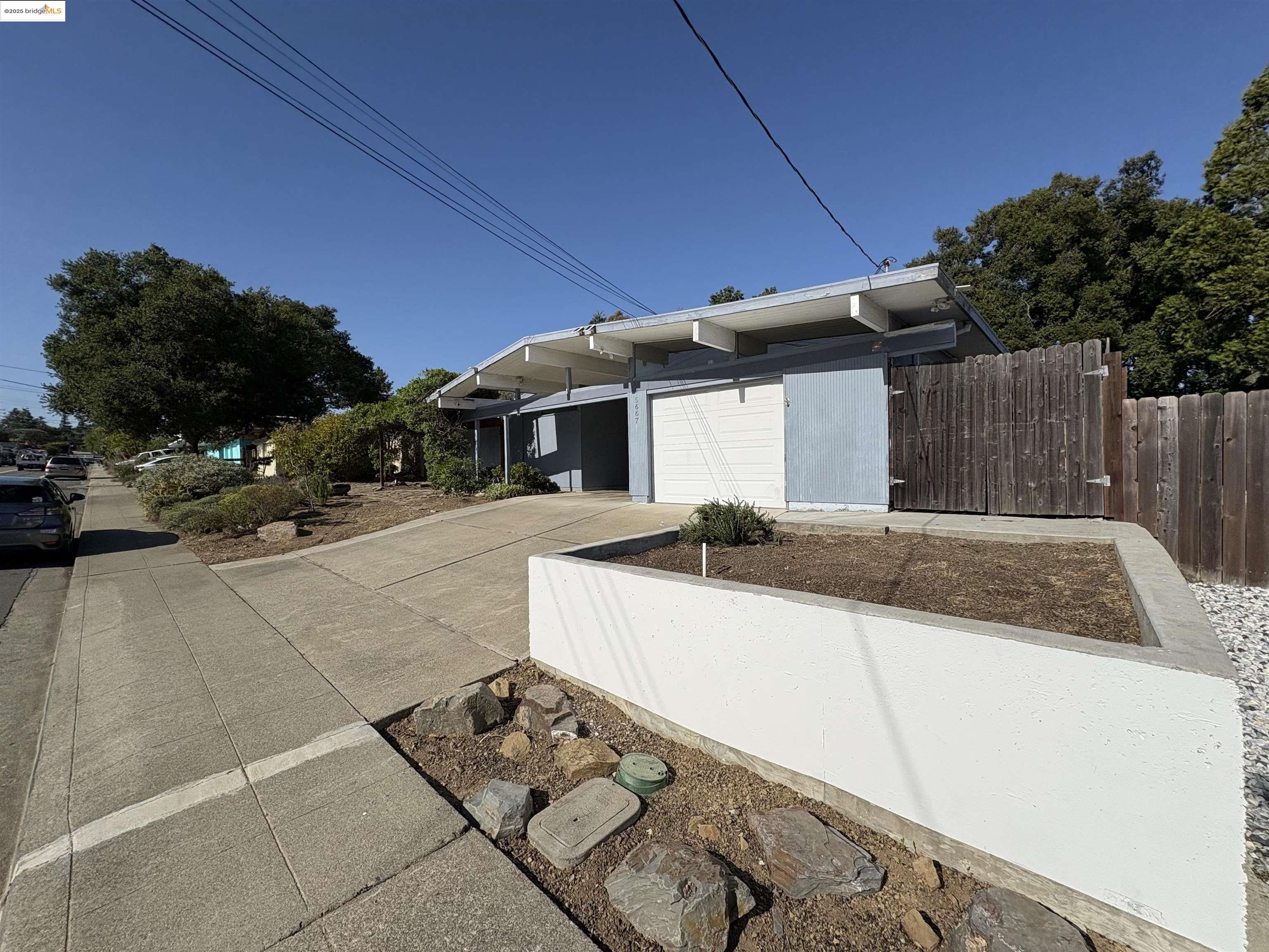 Detail Gallery Image 1 of 24 For 5667 Greenridge Rd, Castro Valley,  CA 94552 - 4 Beds | 2 Baths