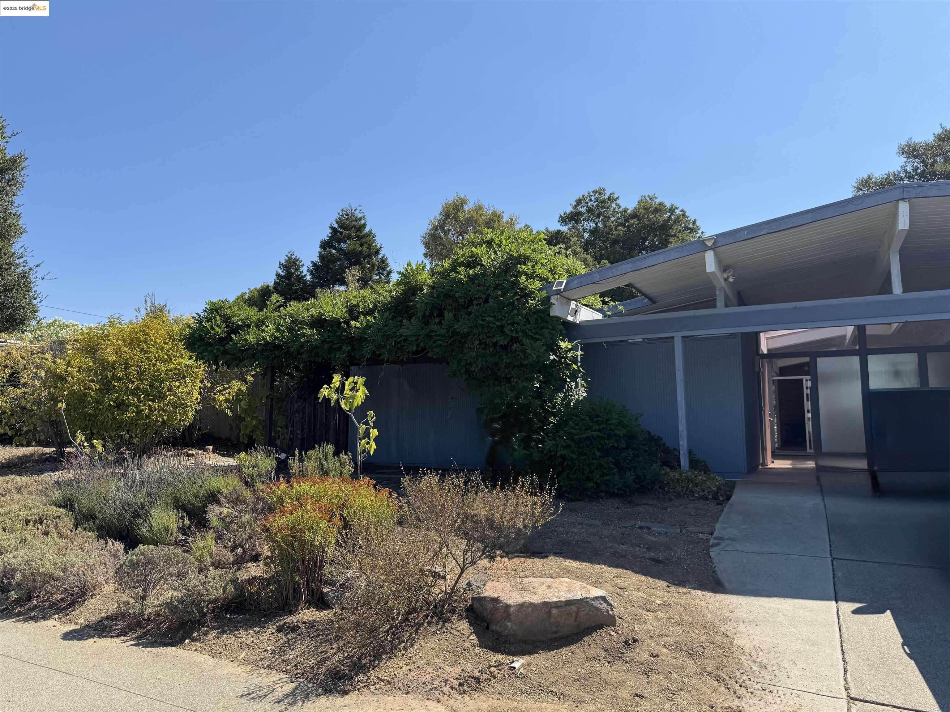 Detail Gallery Image 2 of 24 For 5667 Greenridge Rd, Castro Valley,  CA 94552 - 4 Beds | 2 Baths
