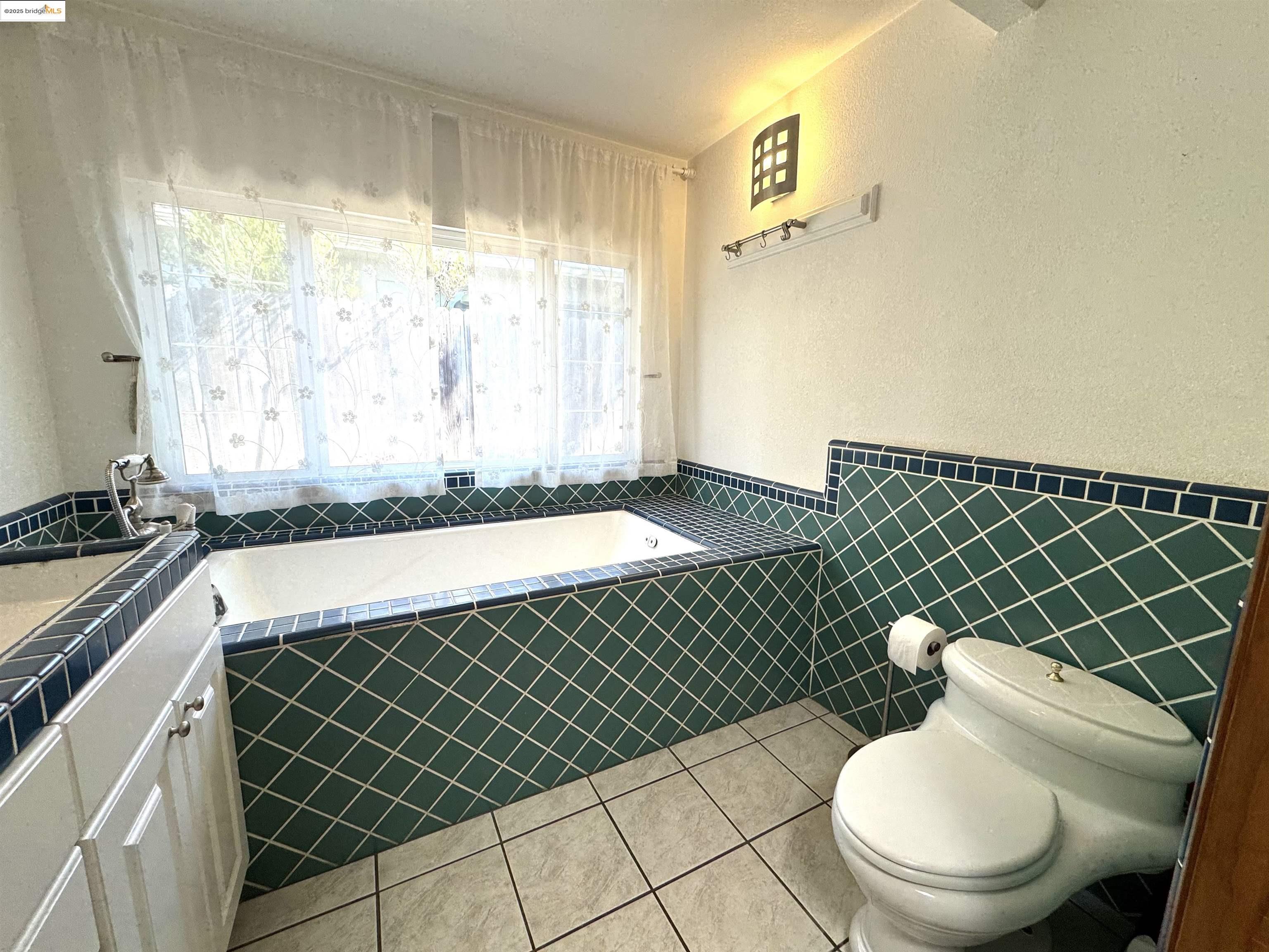 Detail Gallery Image 13 of 24 For 5667 Greenridge Rd, Castro Valley,  CA 94552 - 4 Beds | 2 Baths