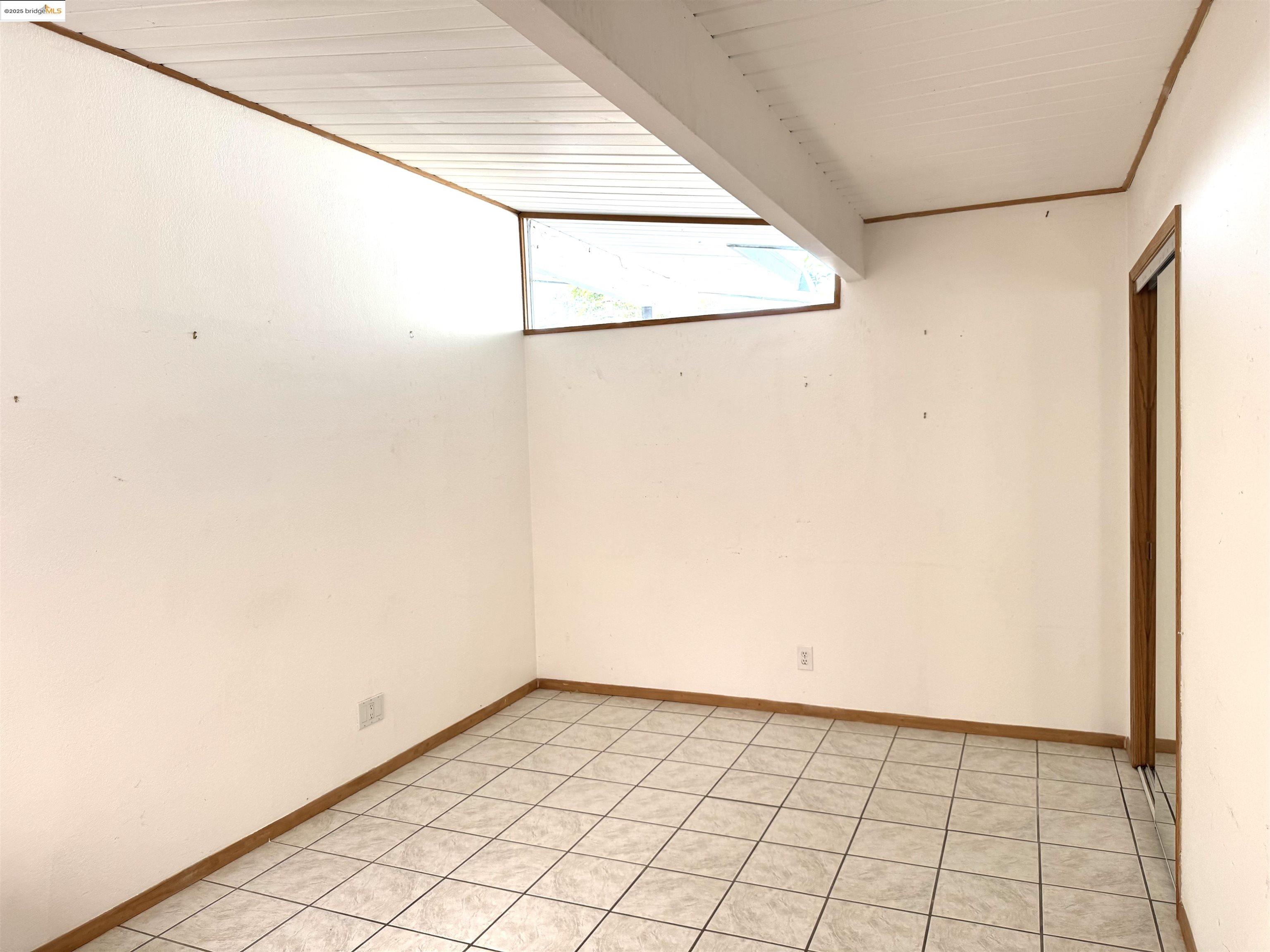 Detail Gallery Image 14 of 24 For 5667 Greenridge Rd, Castro Valley,  CA 94552 - 4 Beds | 2 Baths