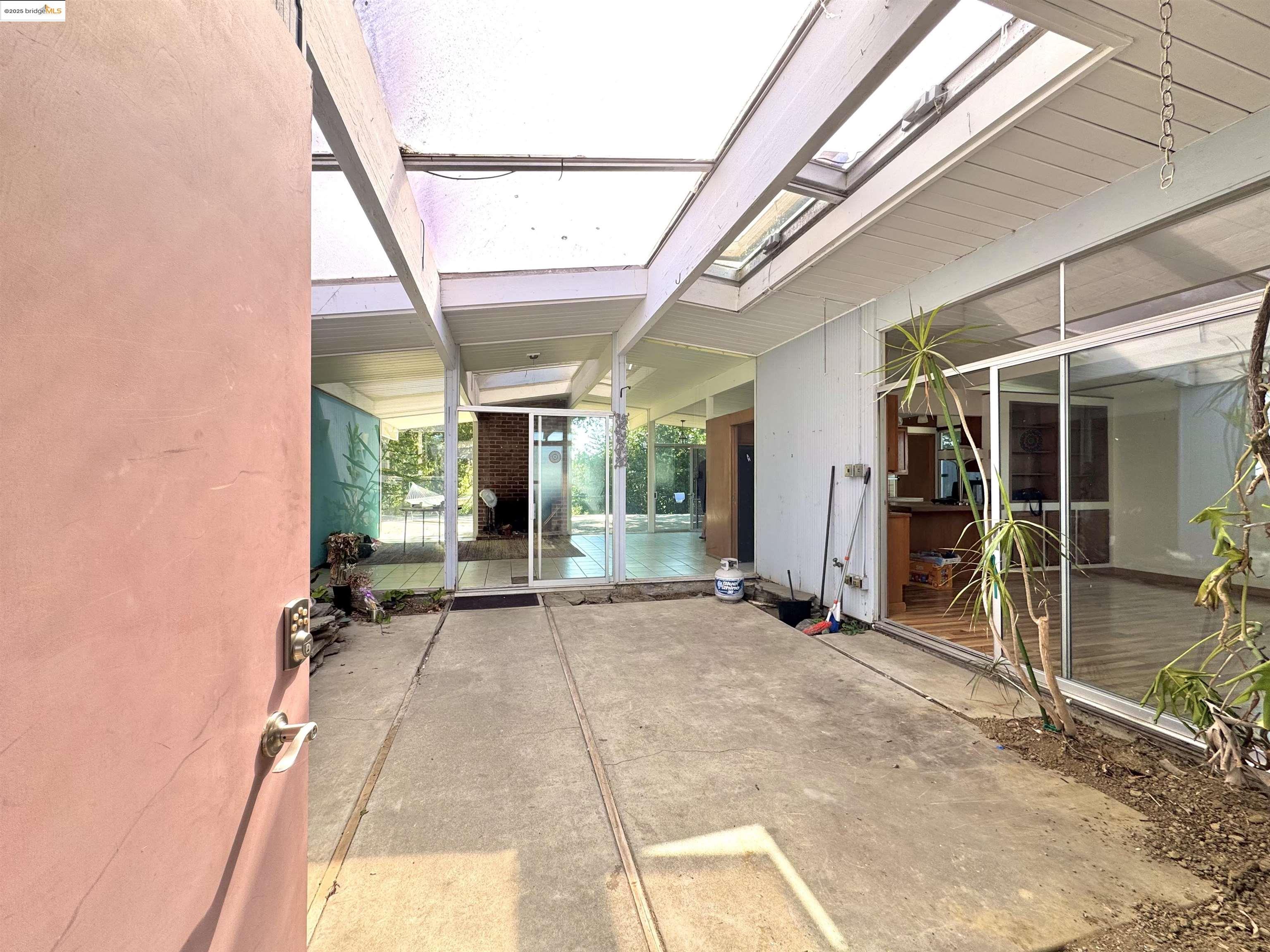 Detail Gallery Image 3 of 24 For 5667 Greenridge Rd, Castro Valley,  CA 94552 - 4 Beds | 2 Baths