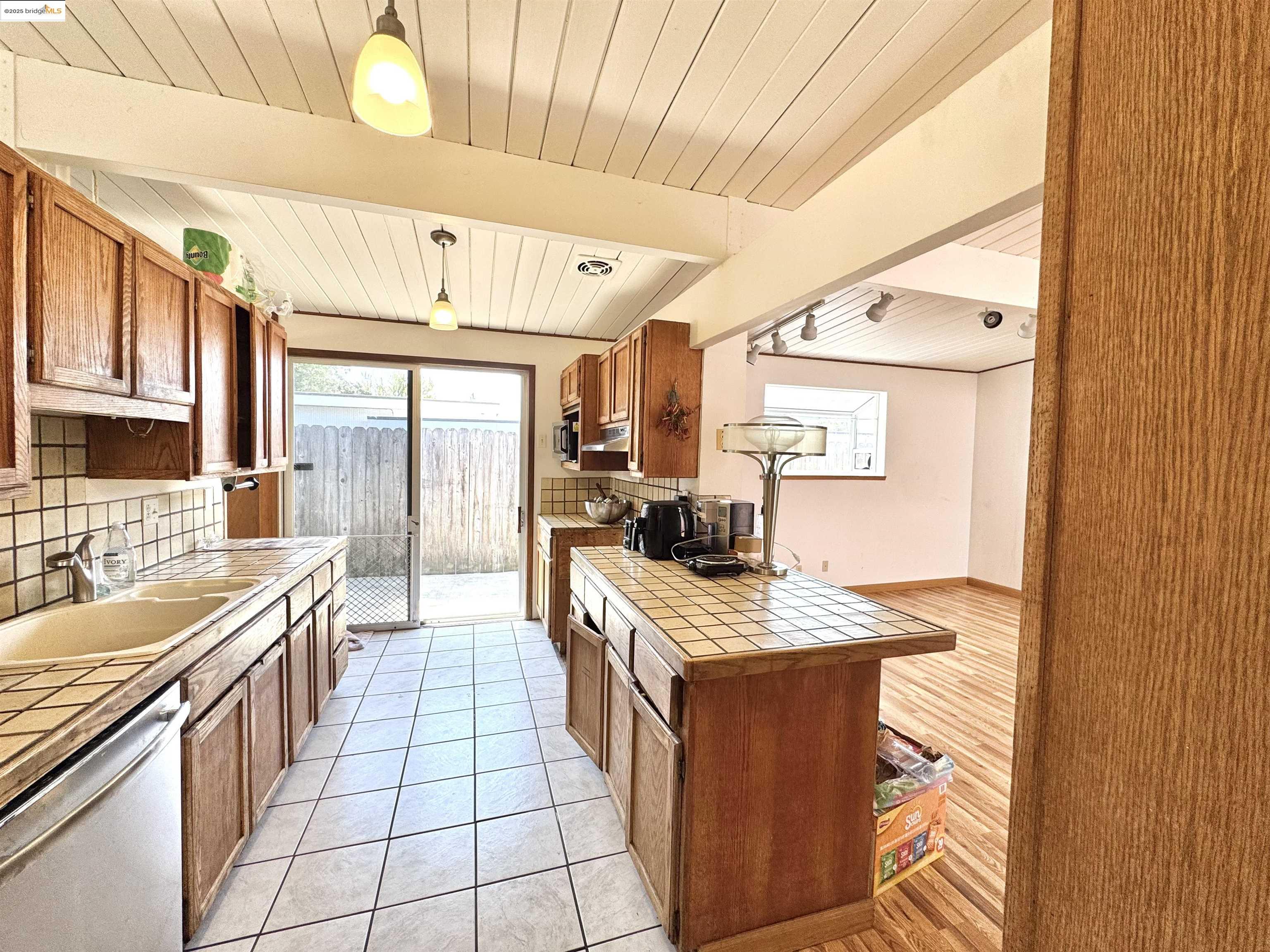 Detail Gallery Image 7 of 24 For 5667 Greenridge Rd, Castro Valley,  CA 94552 - 4 Beds | 2 Baths