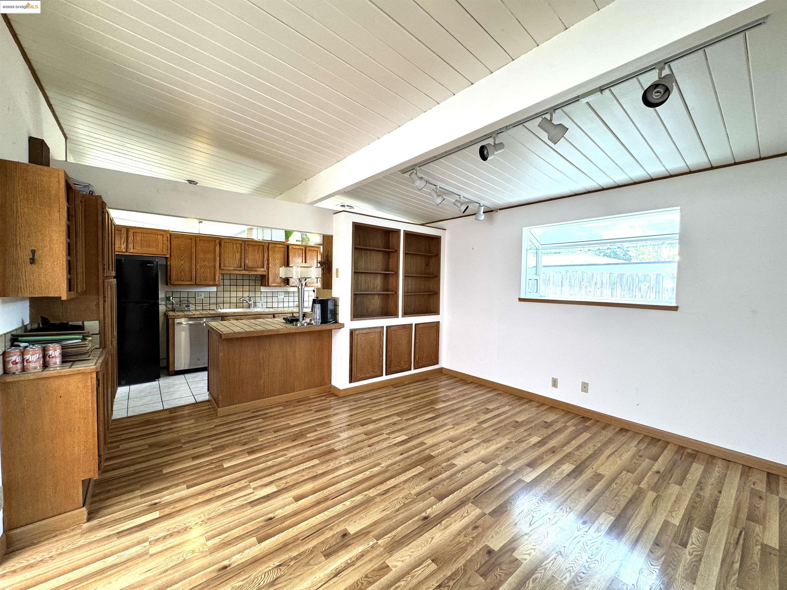 Detail Gallery Image 8 of 24 For 5667 Greenridge Rd, Castro Valley,  CA 94552 - 4 Beds | 2 Baths