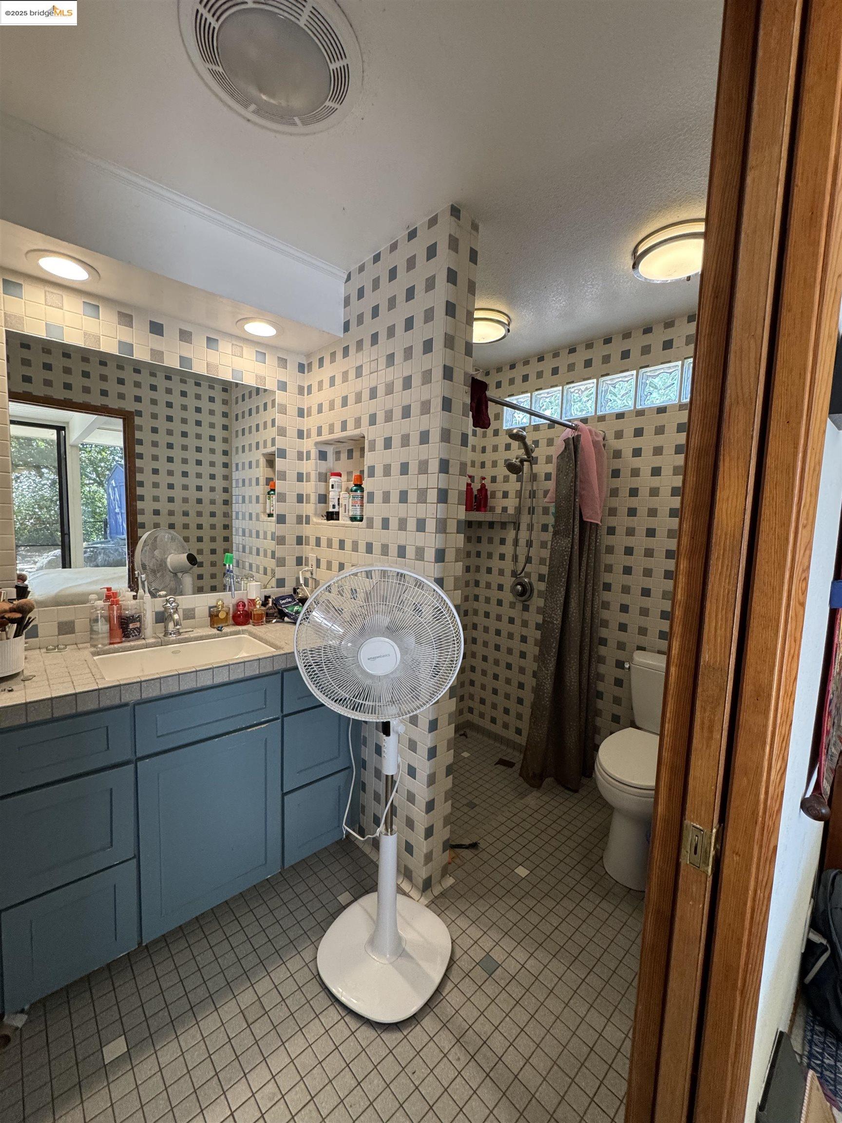Detail Gallery Image 10 of 24 For 5667 Greenridge Rd, Castro Valley,  CA 94552 - 4 Beds | 2 Baths