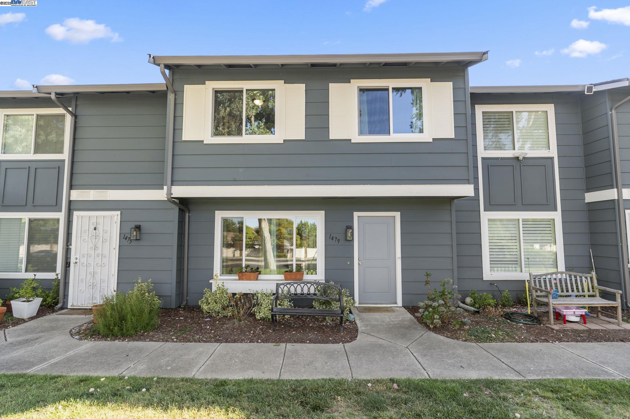 Detail Gallery Image 1 of 59 For 1479 Spring Valley Cmn, Livermore,  CA 94551 - 4 Beds | 2/1 Baths