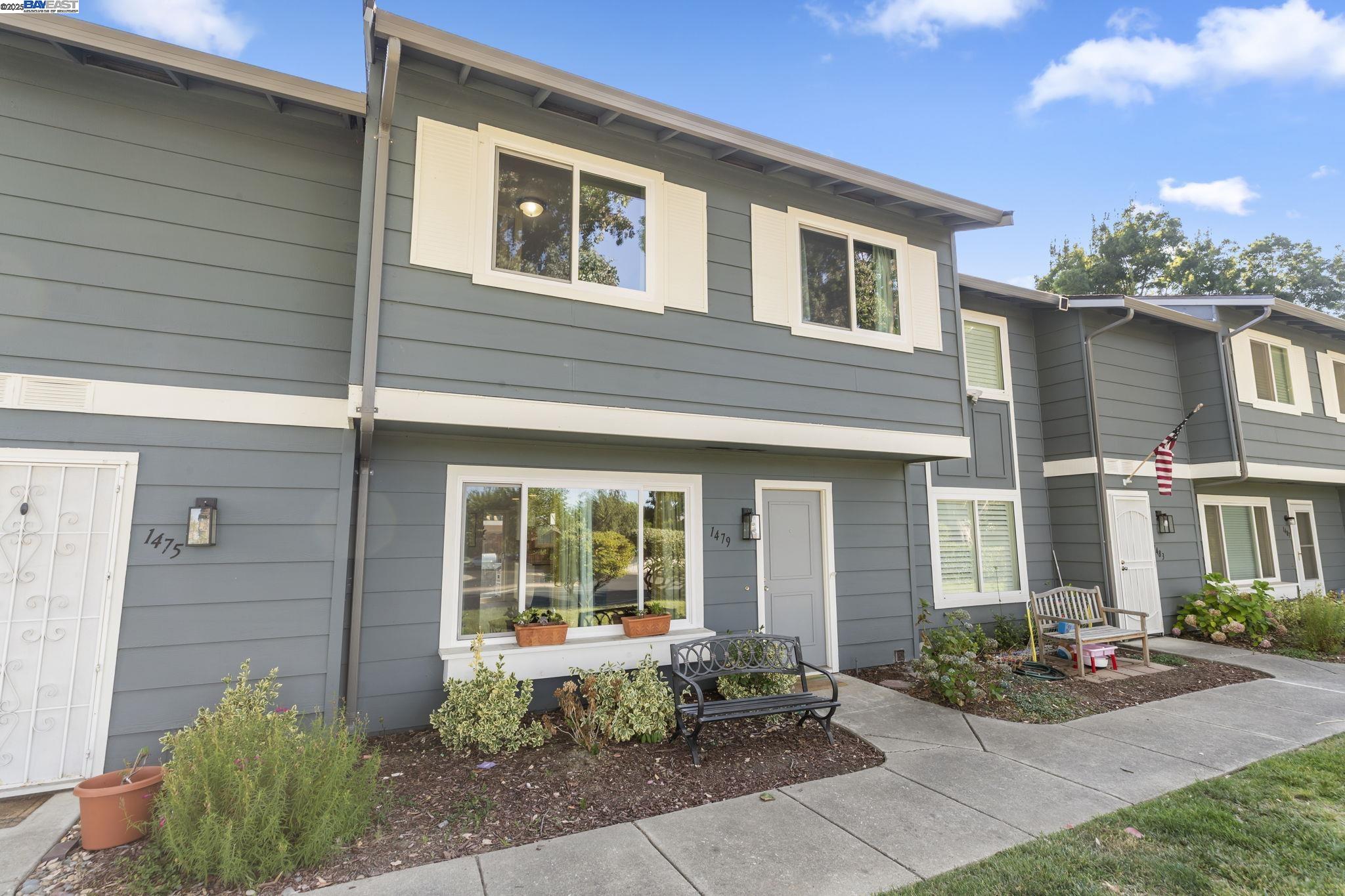 Detail Gallery Image 2 of 59 For 1479 Spring Valley Cmn, Livermore,  CA 94551 - 4 Beds | 2/1 Baths