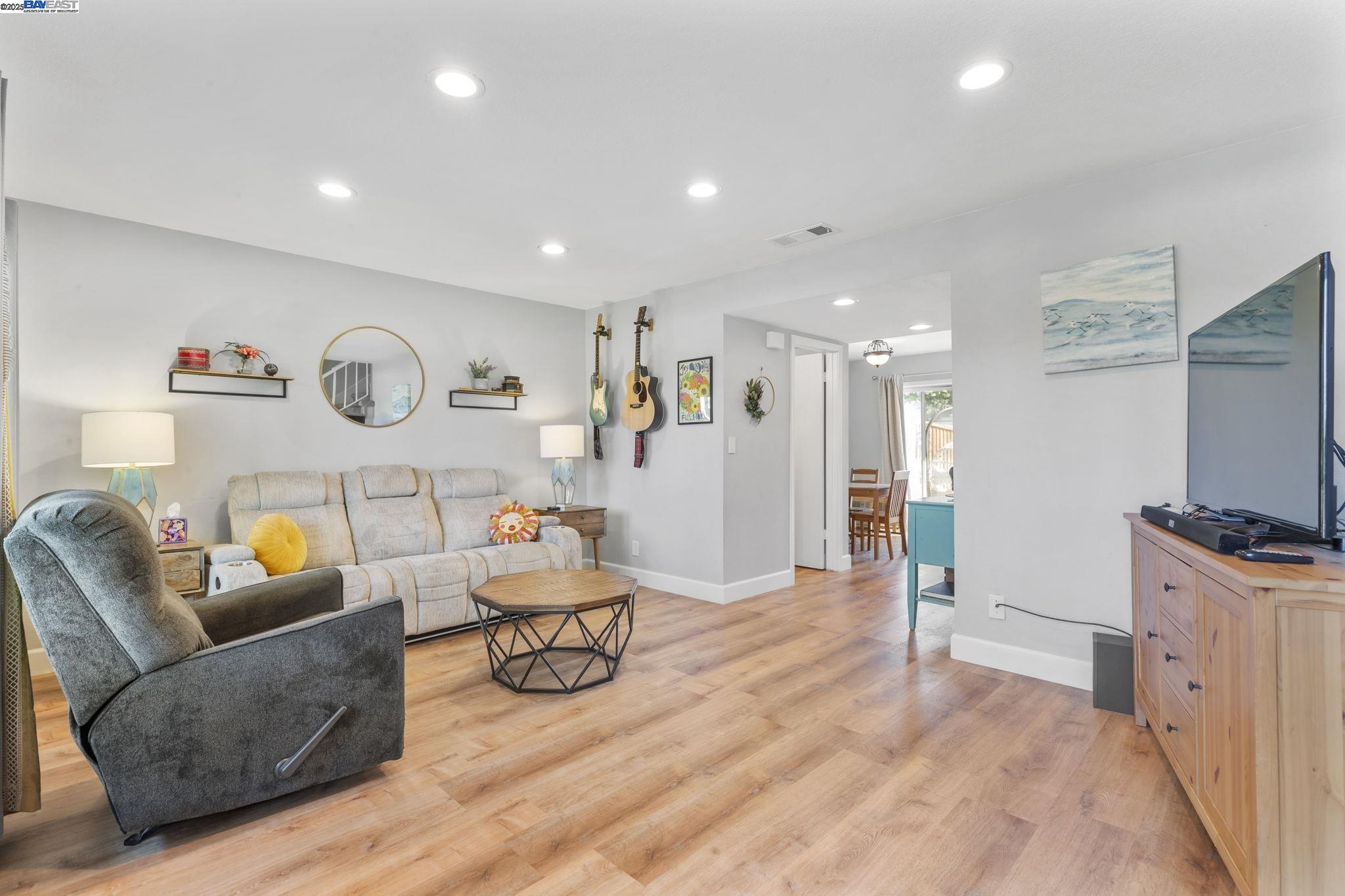 Detail Gallery Image 14 of 59 For 1479 Spring Valley Cmn, Livermore,  CA 94551 - 4 Beds | 2/1 Baths