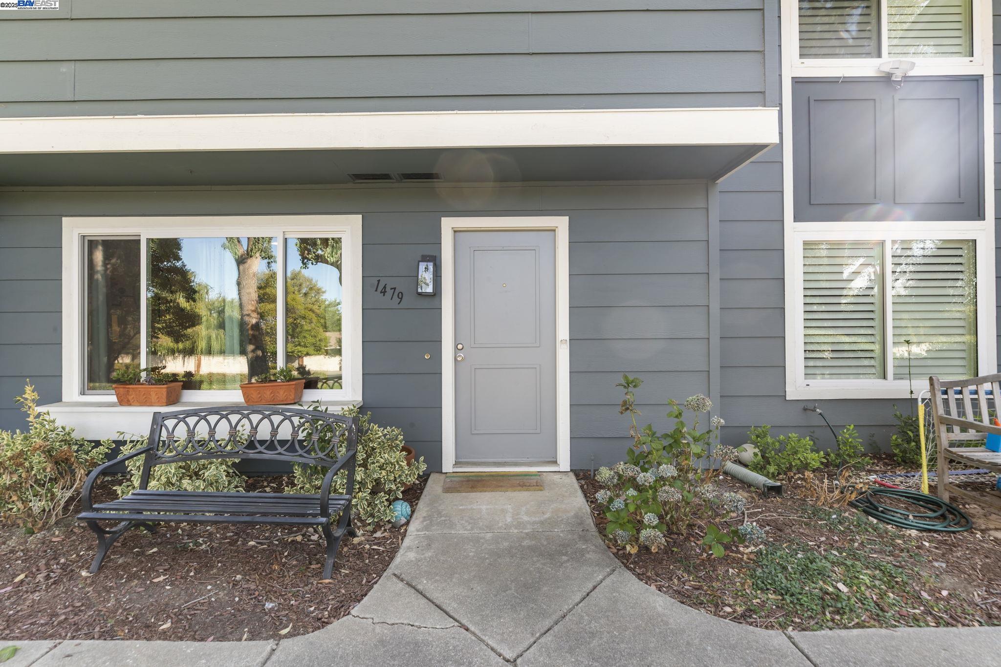 Detail Gallery Image 4 of 59 For 1479 Spring Valley Cmn, Livermore,  CA 94551 - 4 Beds | 2/1 Baths