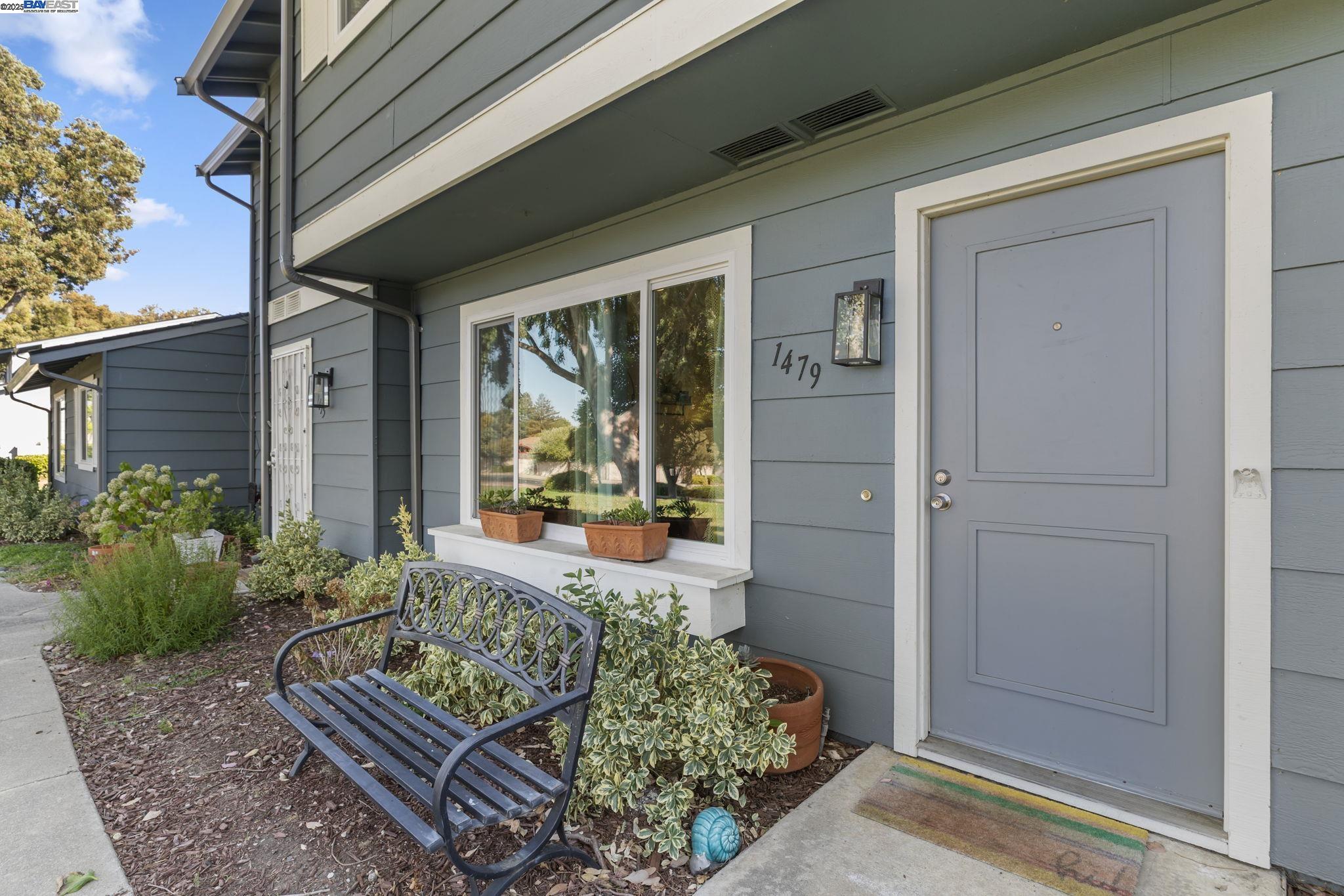 Detail Gallery Image 5 of 59 For 1479 Spring Valley Cmn, Livermore,  CA 94551 - 4 Beds | 2/1 Baths