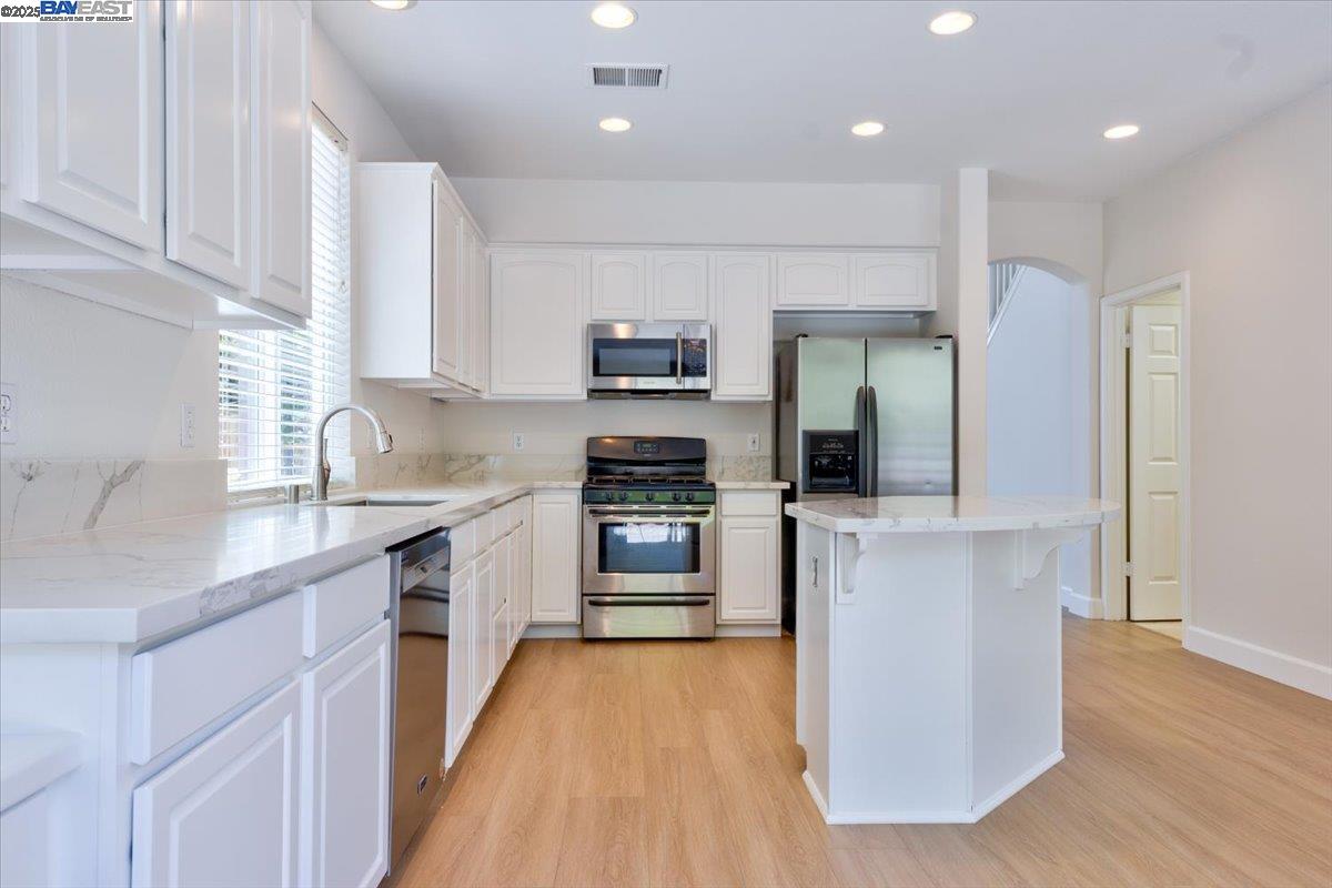 Detail Gallery Image 18 of 60 For 5615 Applegate Way, Dublin,  CA 94568 - 5 Beds | 3 Baths
