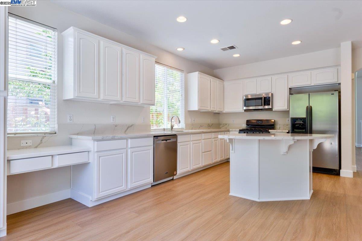 Detail Gallery Image 19 of 60 For 5615 Applegate Way, Dublin,  CA 94568 - 5 Beds | 3 Baths