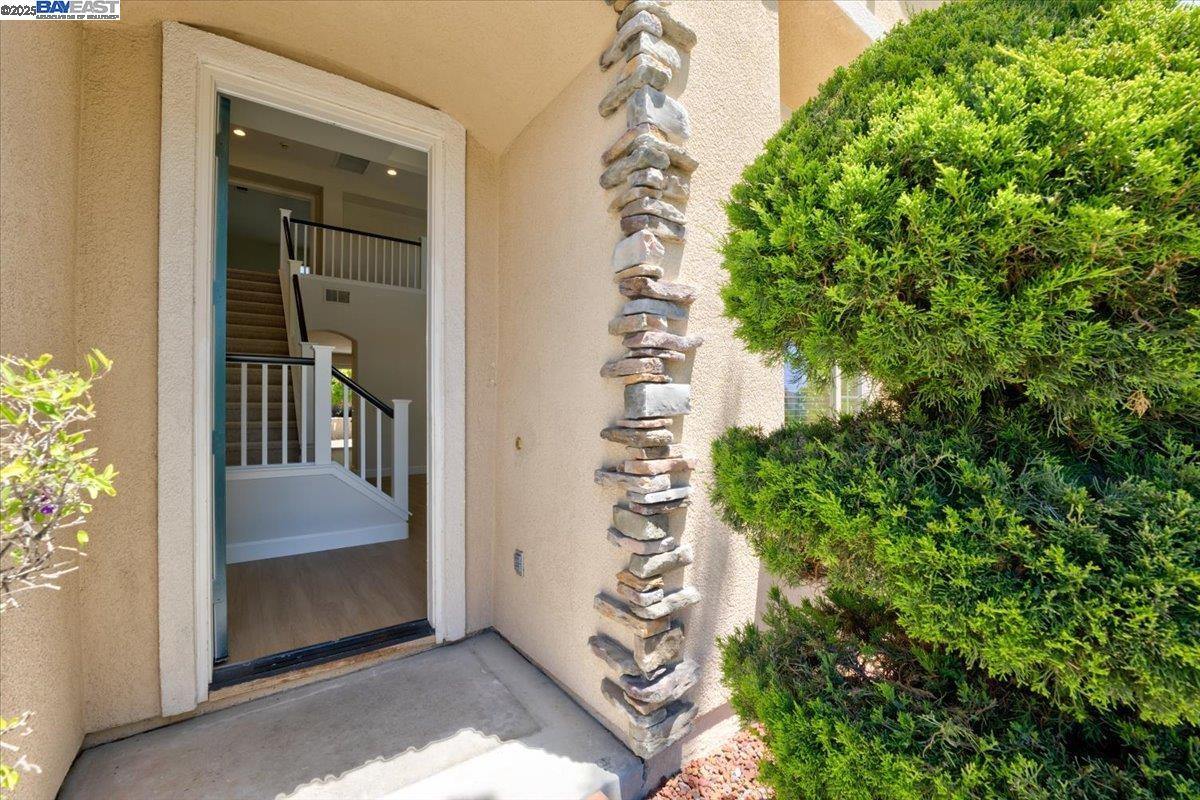 Detail Gallery Image 4 of 60 For 5615 Applegate Way, Dublin,  CA 94568 - 5 Beds | 3 Baths