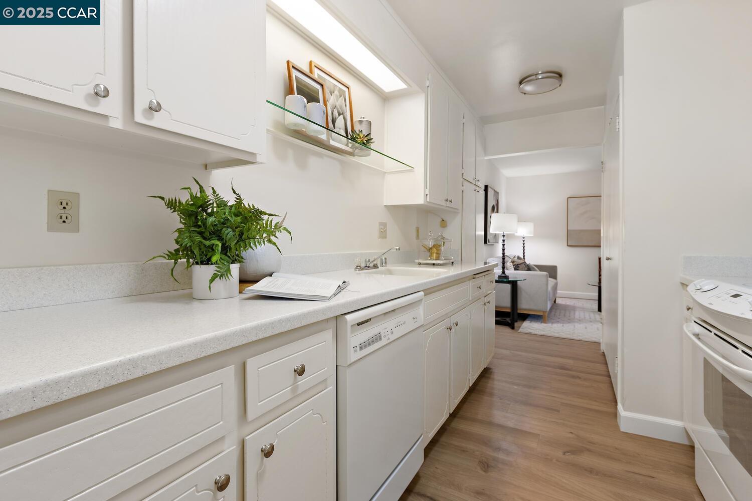 More Details about MLS # 41107724 : 1741 HOLLAND CIR