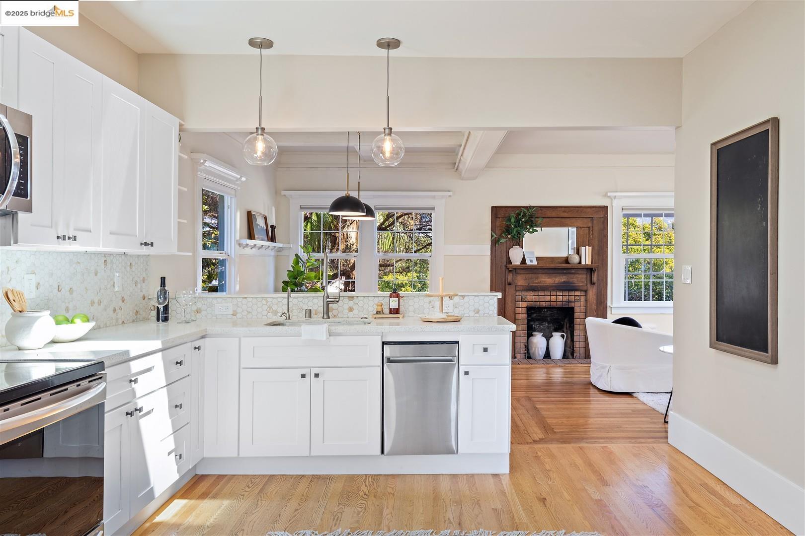 Detail Gallery Image 2 of 35 For 4207 Aqua Vista St, Oakland,  CA 94601 - 2 Beds | 1 Baths