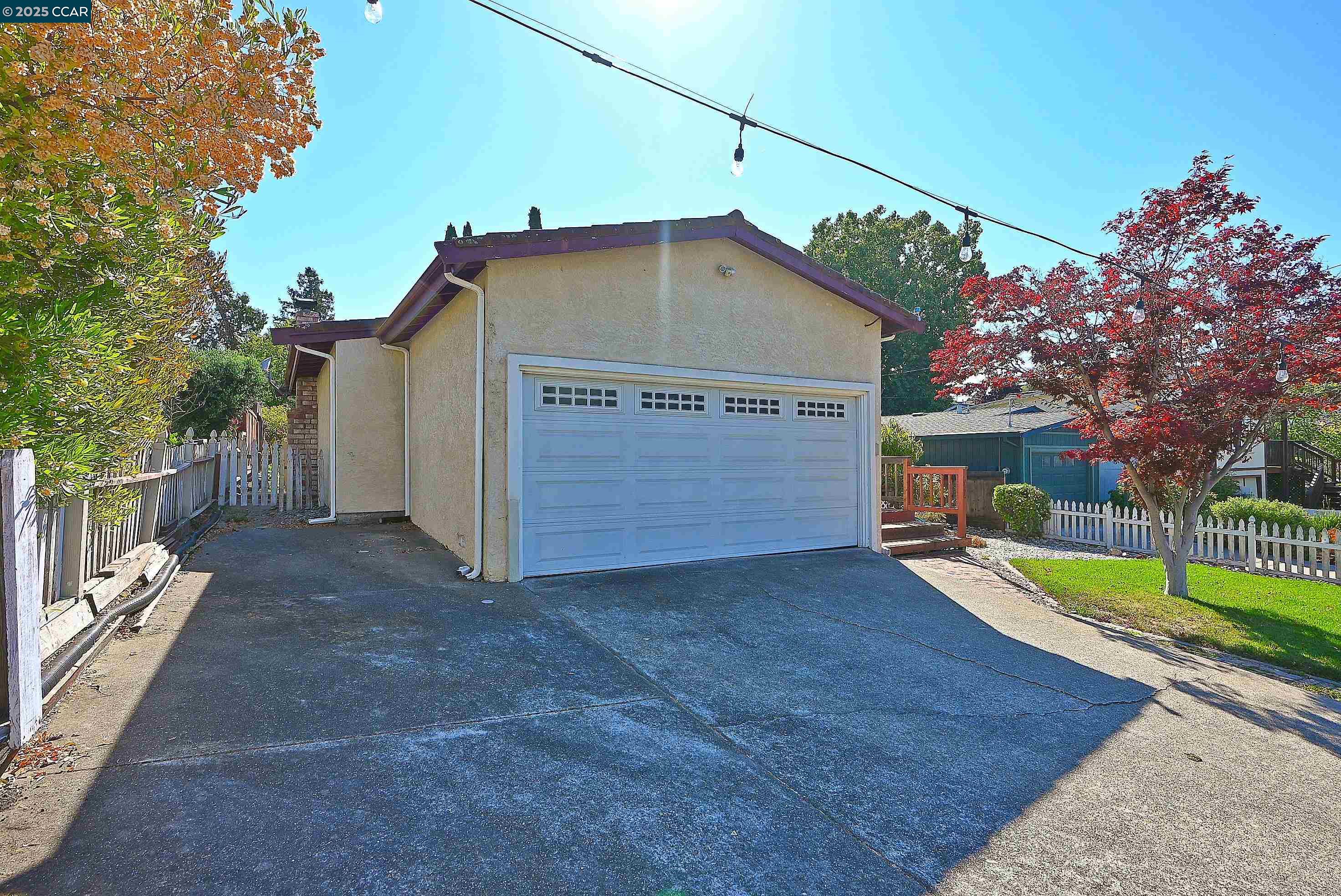 Detail Gallery Image 3 of 48 For 2156 Monterey Avenue, Martinez,  CA 94553-2722 - 3 Beds | 2 Baths