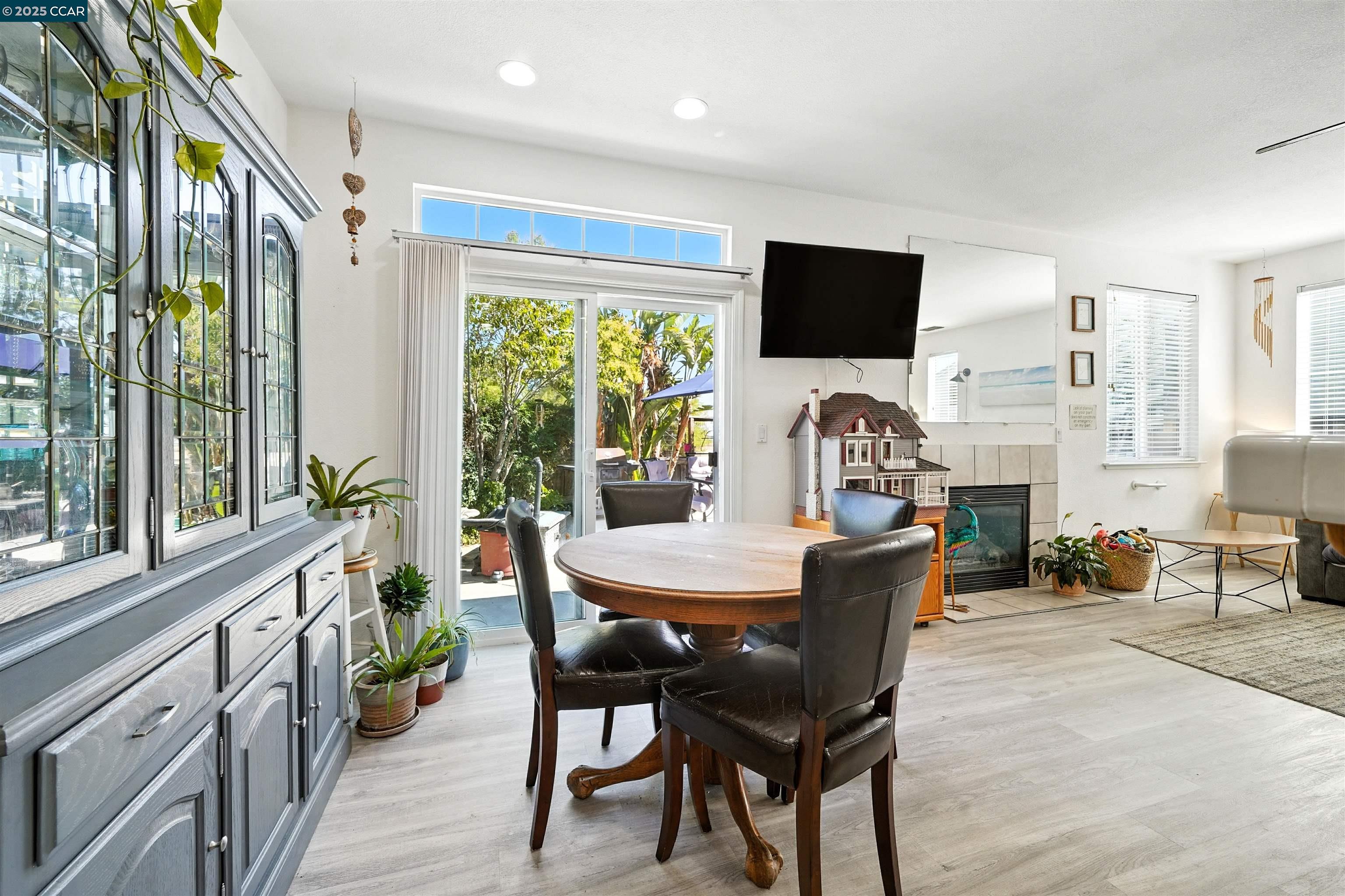 Detail Gallery Image 8 of 21 For 406 Cape May Ct, Pittsburg,  CA 94565 - 3 Beds | 2/1 Baths