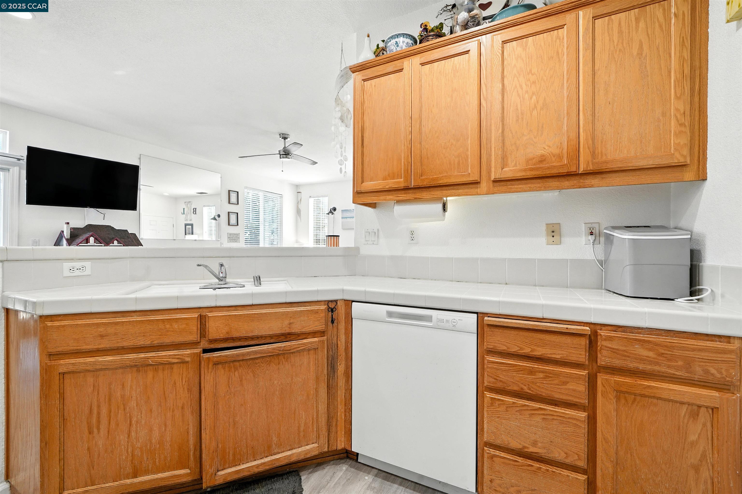 Detail Gallery Image 9 of 21 For 406 Cape May Ct, Pittsburg,  CA 94565 - 3 Beds | 2/1 Baths