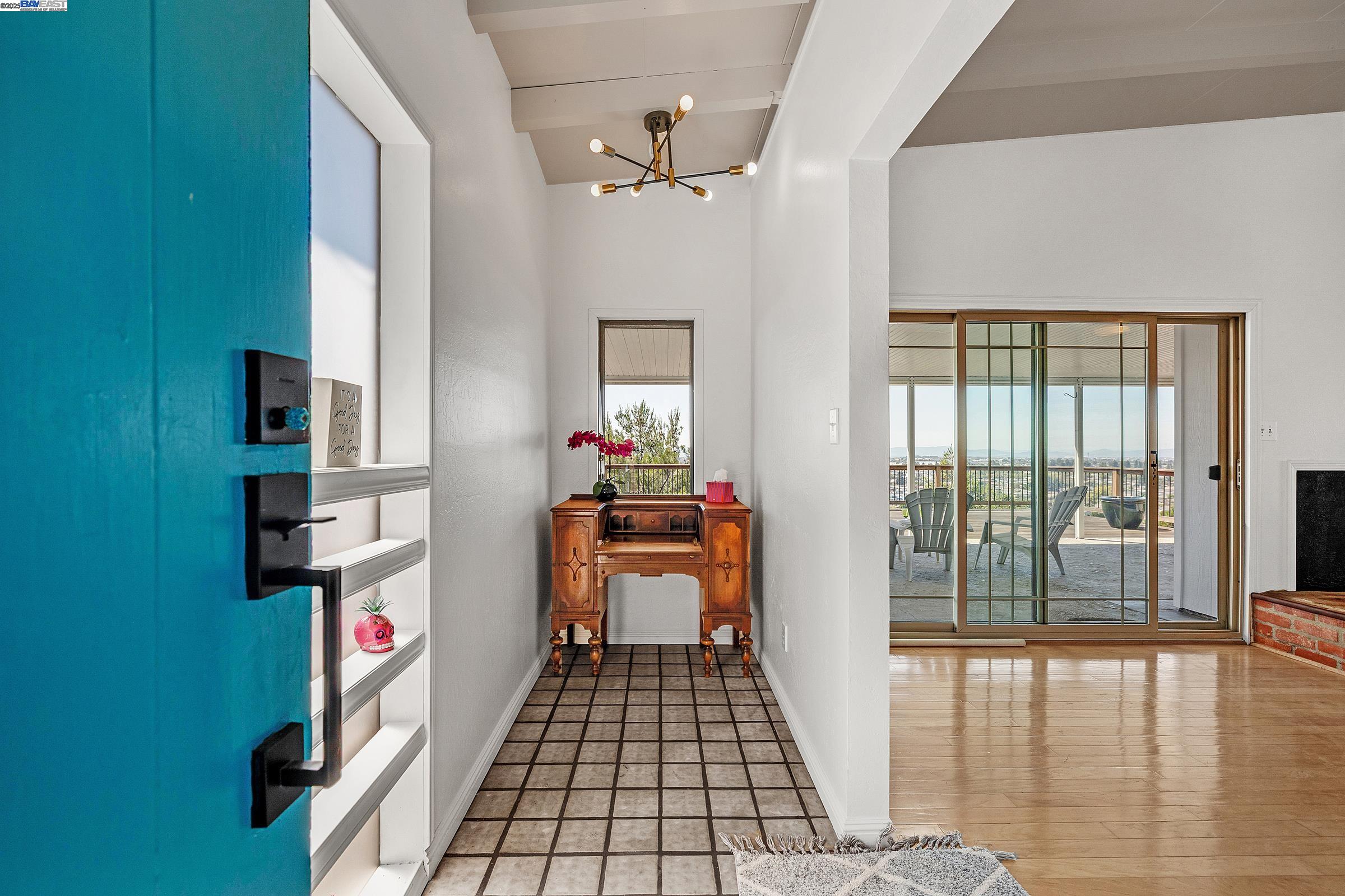 Detail Gallery Image 2 of 34 For 1939 Placer Dr, San Leandro,  CA 94578 - 2 Beds | 2 Baths
