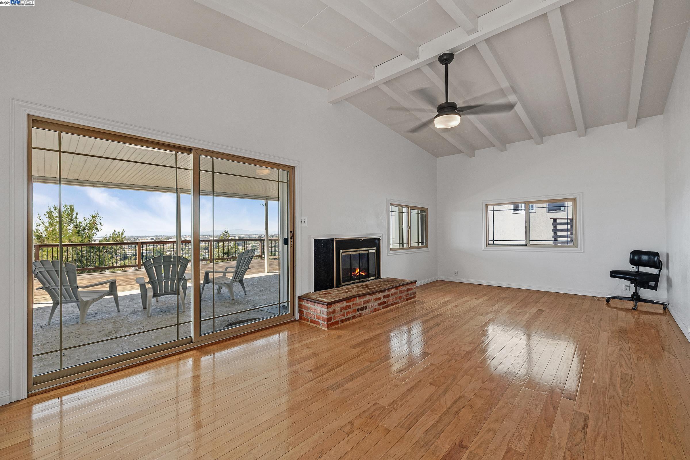 Detail Gallery Image 3 of 34 For 1939 Placer Dr, San Leandro,  CA 94578 - 2 Beds | 2 Baths
