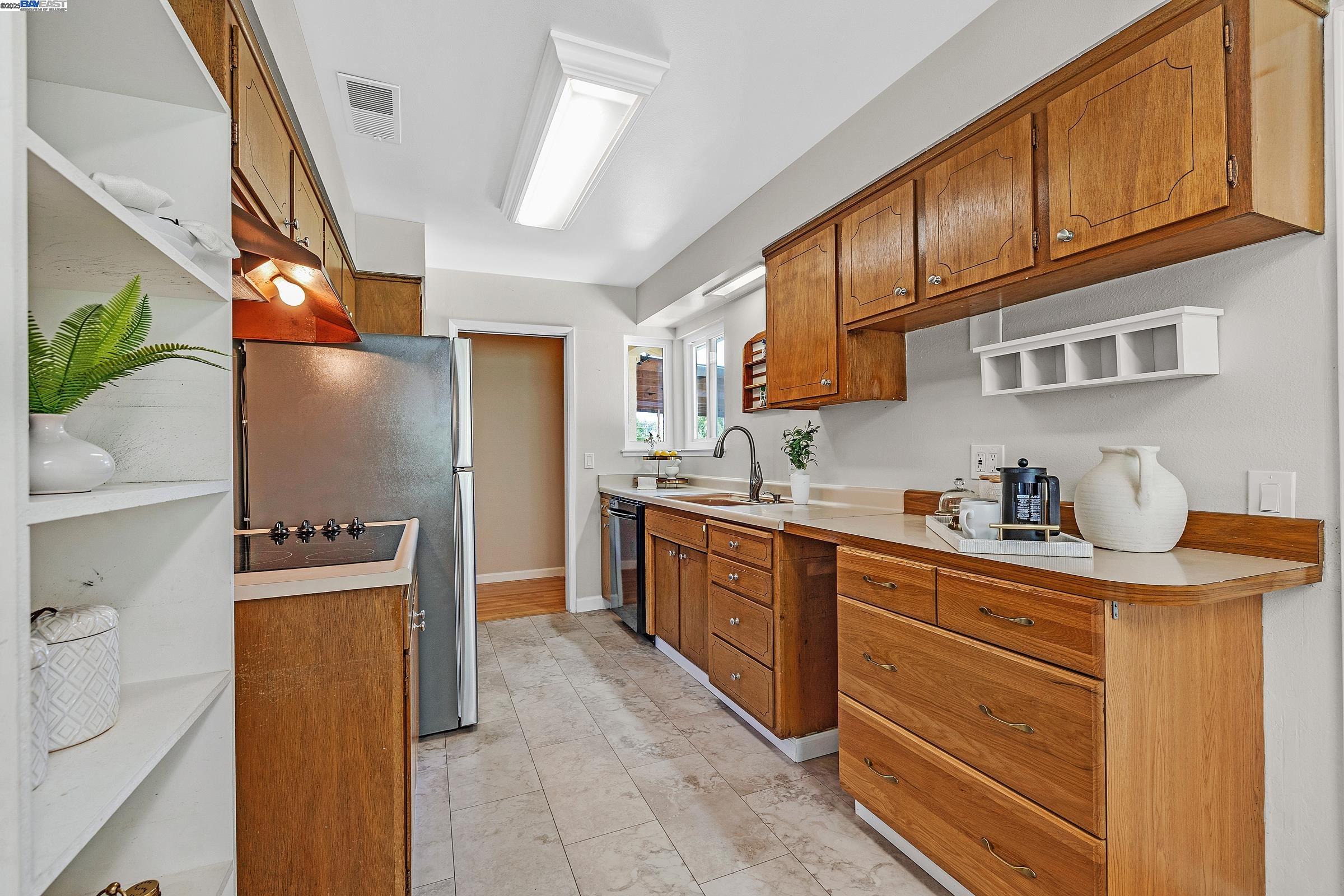 Detail Gallery Image 12 of 36 For 765 Moraga Drive, Livermore,  CA 94550 - 3 Beds | 2 Baths