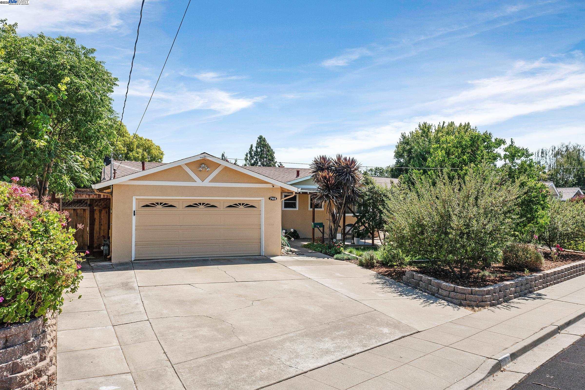 Detail Gallery Image 3 of 36 For 765 Moraga Drive, Livermore,  CA 94550 - 3 Beds | 2 Baths