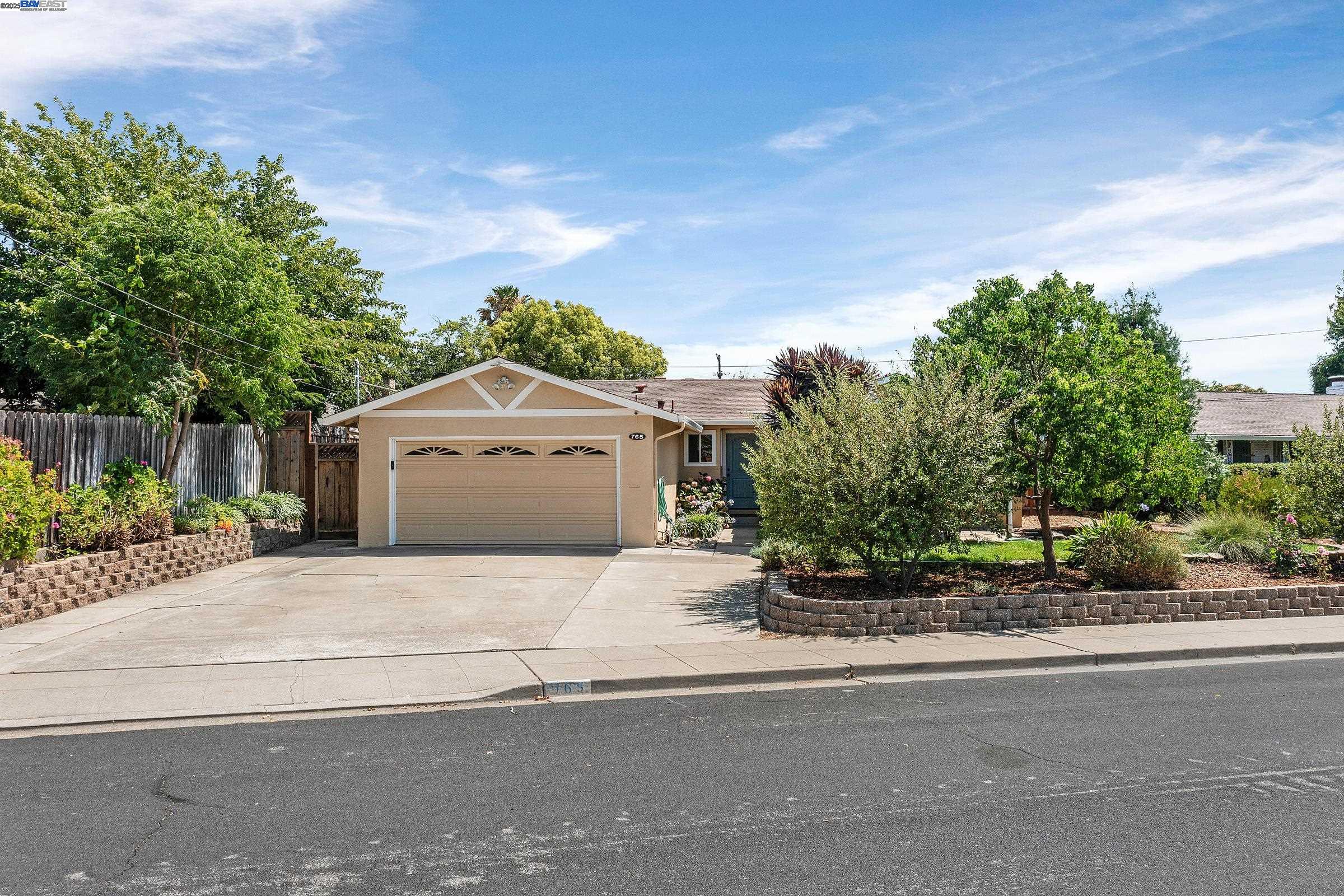 Detail Gallery Image 4 of 36 For 765 Moraga Drive, Livermore,  CA 94550 - 3 Beds | 2 Baths