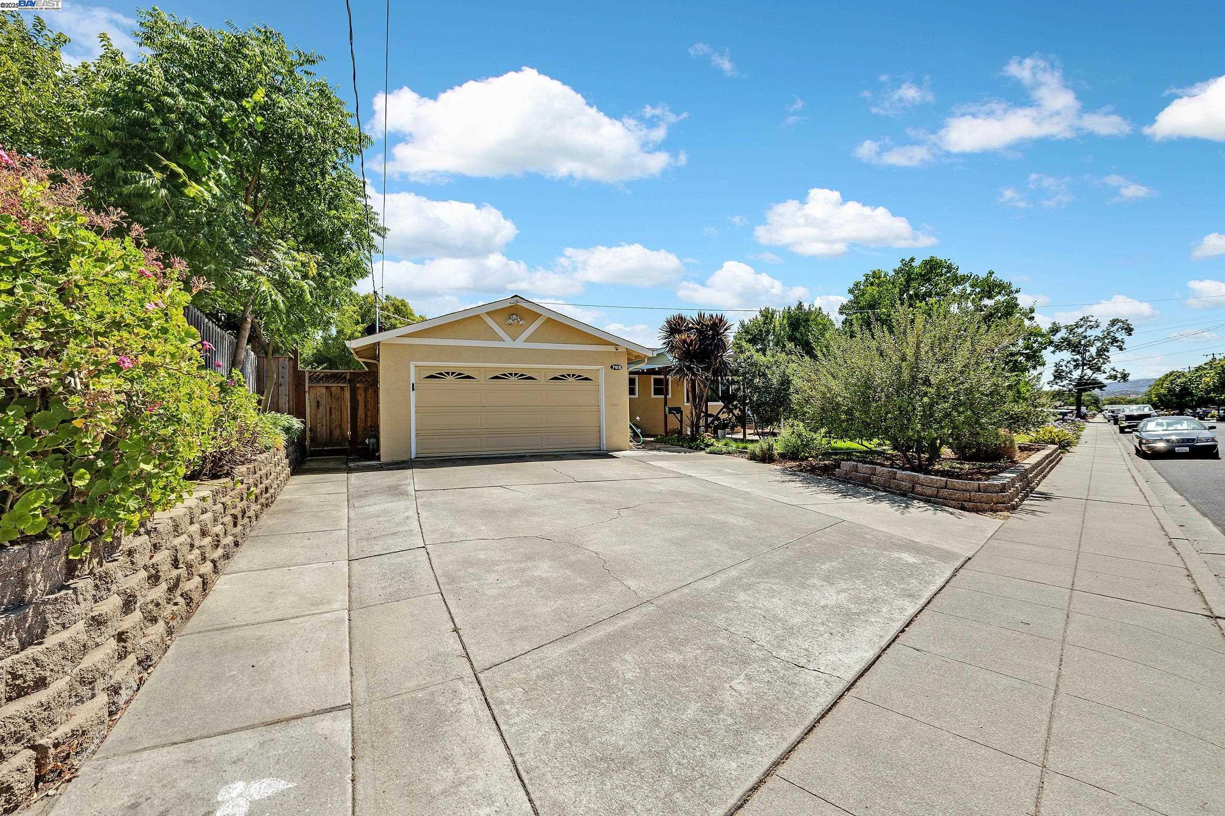 Detail Gallery Image 5 of 36 For 765 Moraga Drive, Livermore,  CA 94550 - 3 Beds | 2 Baths