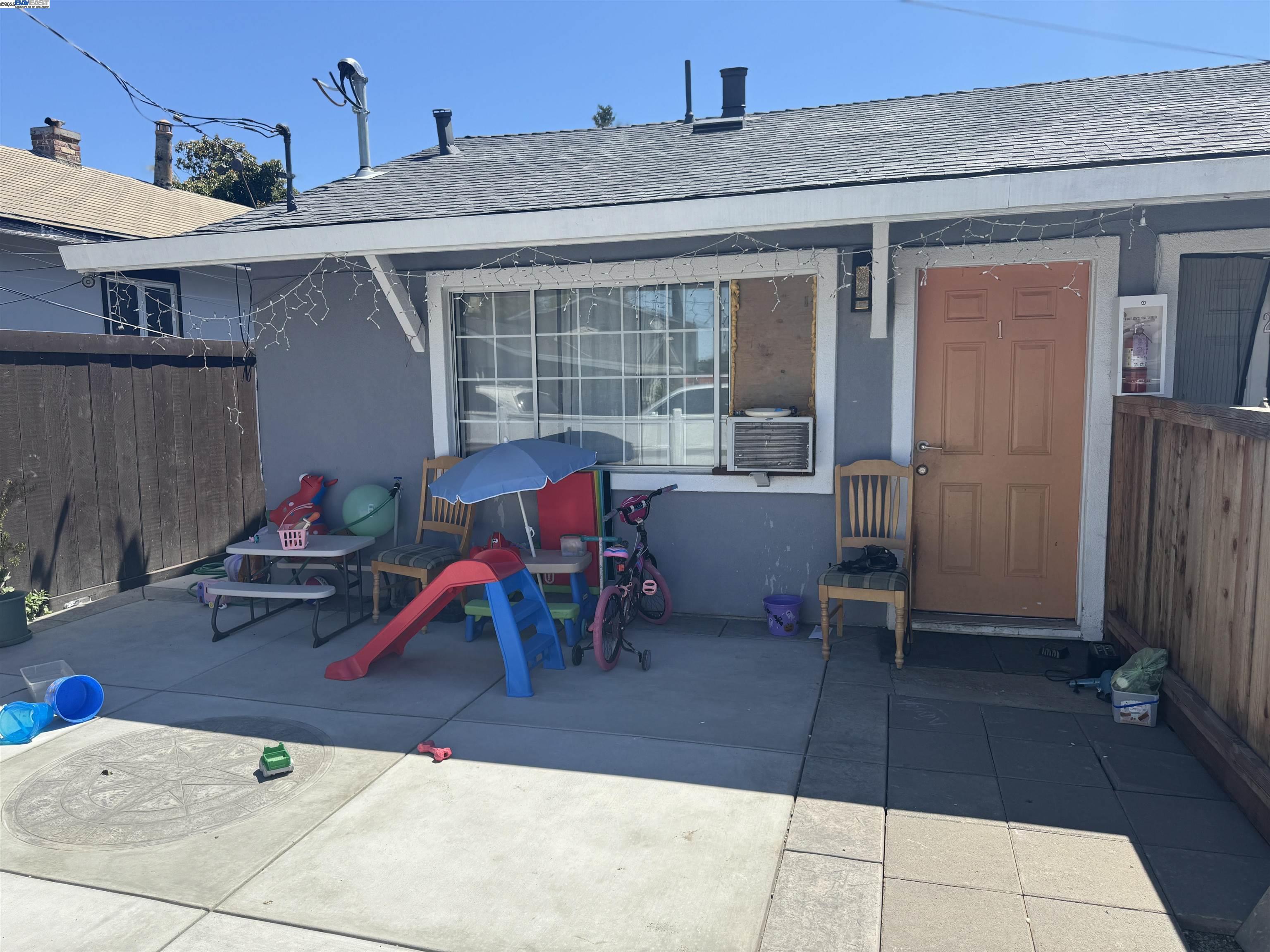 Detail Gallery Image 2 of 8 For 2118 Addison Ave, East Palo Alto,  CA 94303 - 4 Beds | 4 Baths