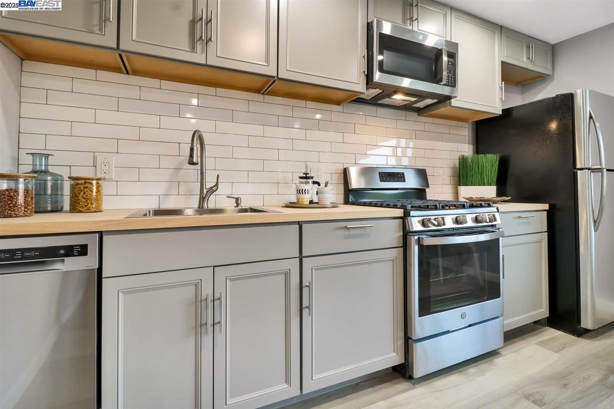 Detail Gallery Image 7 of 8 For 2118 Addison Ave, East Palo Alto,  CA 94303 - 4 Beds | 4 Baths