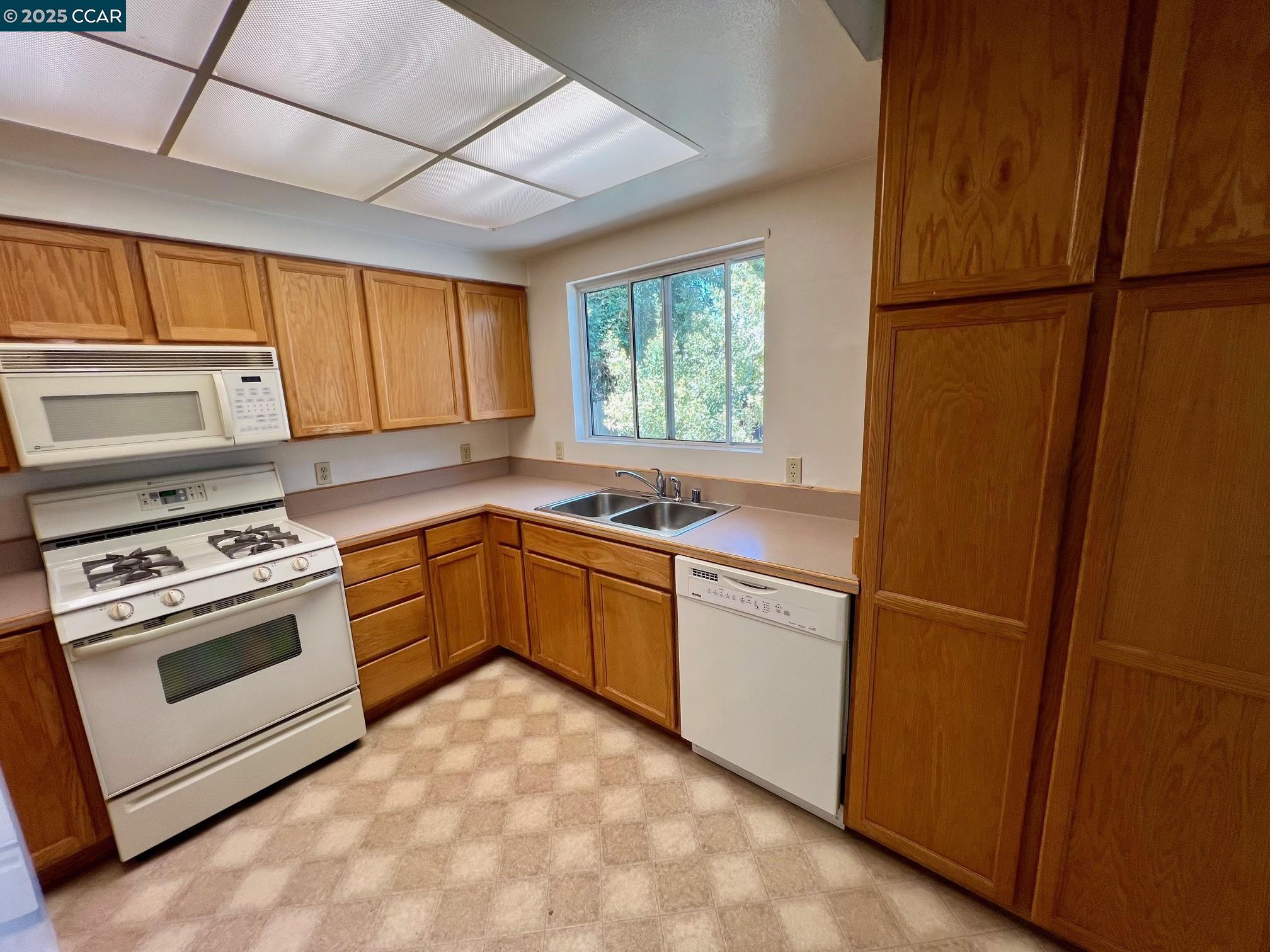Detail Gallery Image 9 of 34 For 137 Neptune Place, San Ramon,  CA 94583-3949 - 2 Beds | 2 Baths