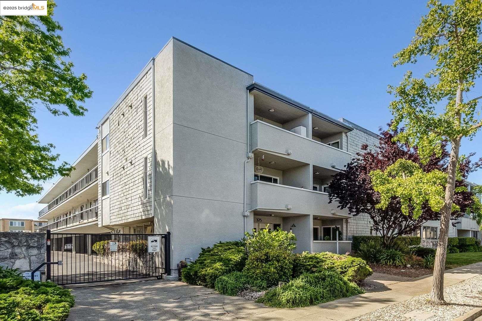 Browse active condo listings in SOUTHSHORE