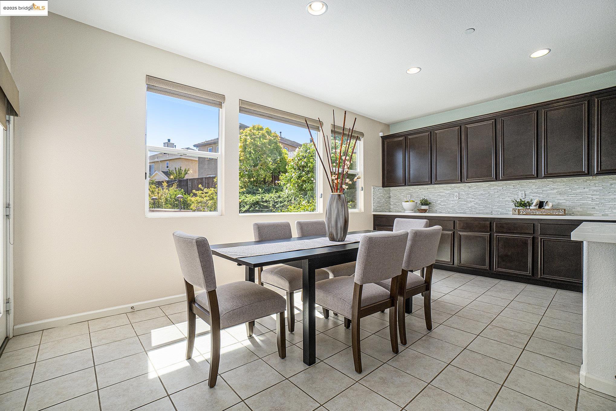 Detail Gallery Image 11 of 46 For 2776 Alves Ranch Rd, Pittsburg,  CA 94565 - 5 Beds | 3 Baths