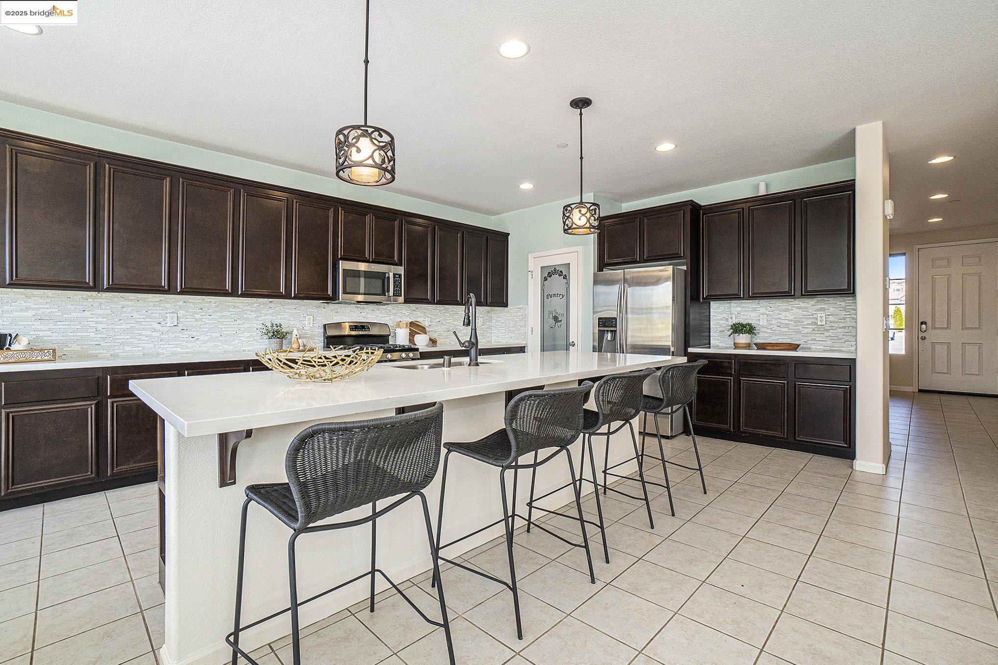 Detail Gallery Image 13 of 46 For 2776 Alves Ranch Rd, Pittsburg,  CA 94565 - 5 Beds | 3 Baths