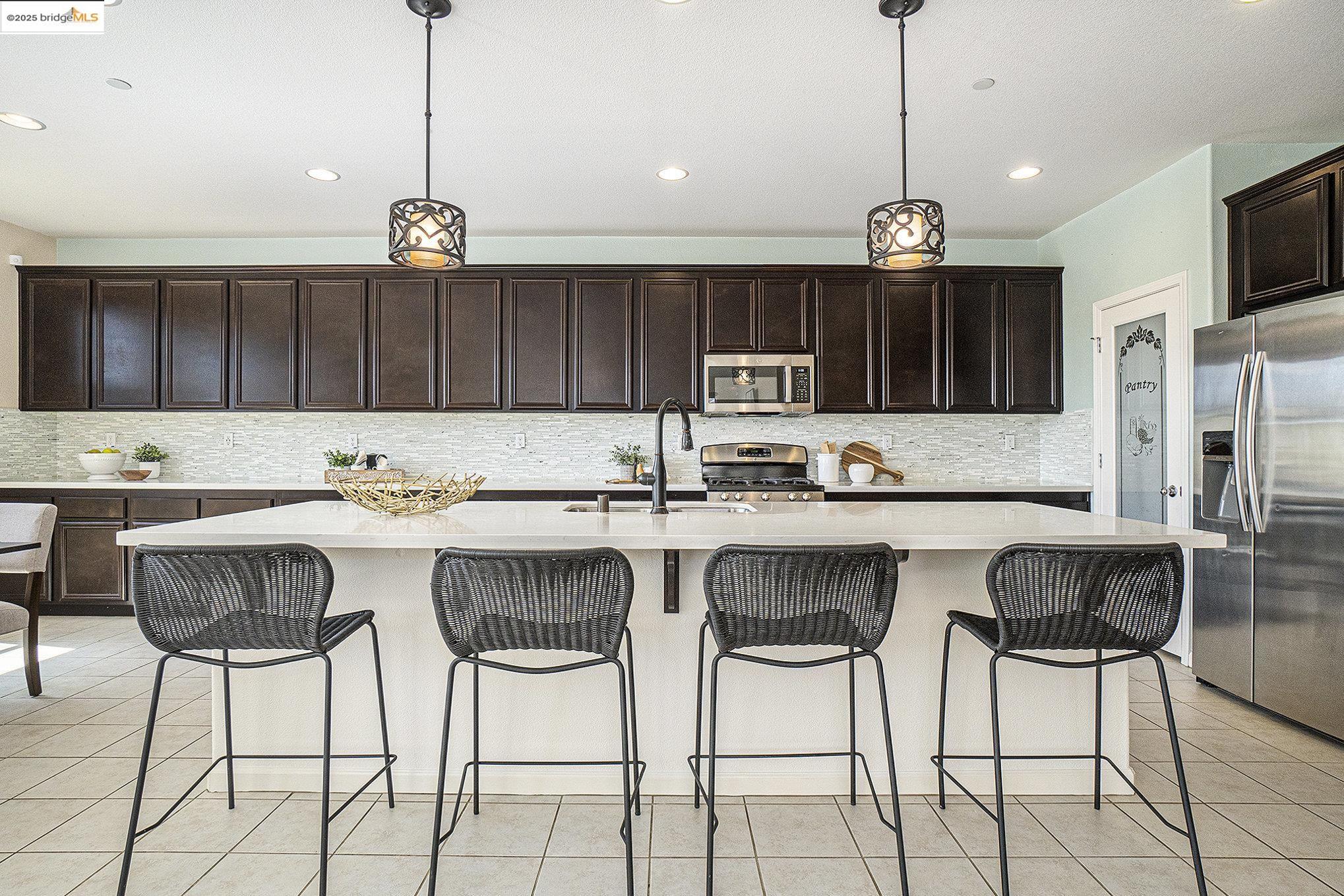Detail Gallery Image 17 of 46 For 2776 Alves Ranch Rd, Pittsburg,  CA 94565 - 5 Beds | 3 Baths