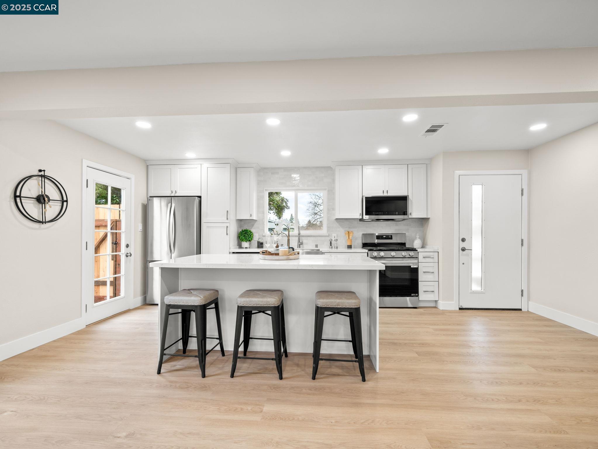 Detail Gallery Image 3 of 28 For 4285 Carter Ct, Concord,  CA 94521 - 4 Beds | 2 Baths