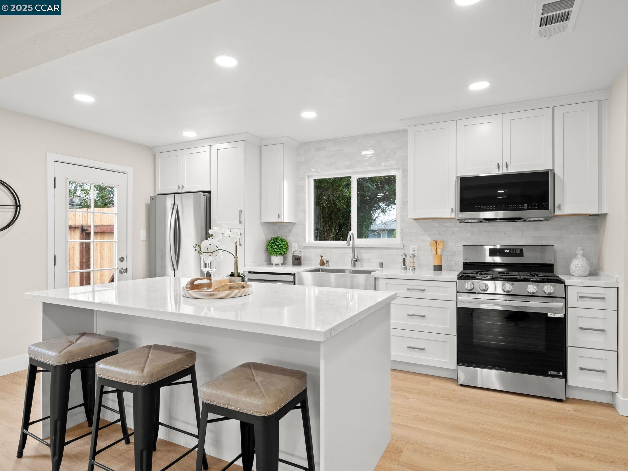 Detail Gallery Image 5 of 28 For 4285 Carter Ct, Concord,  CA 94521 - 4 Beds | 2 Baths