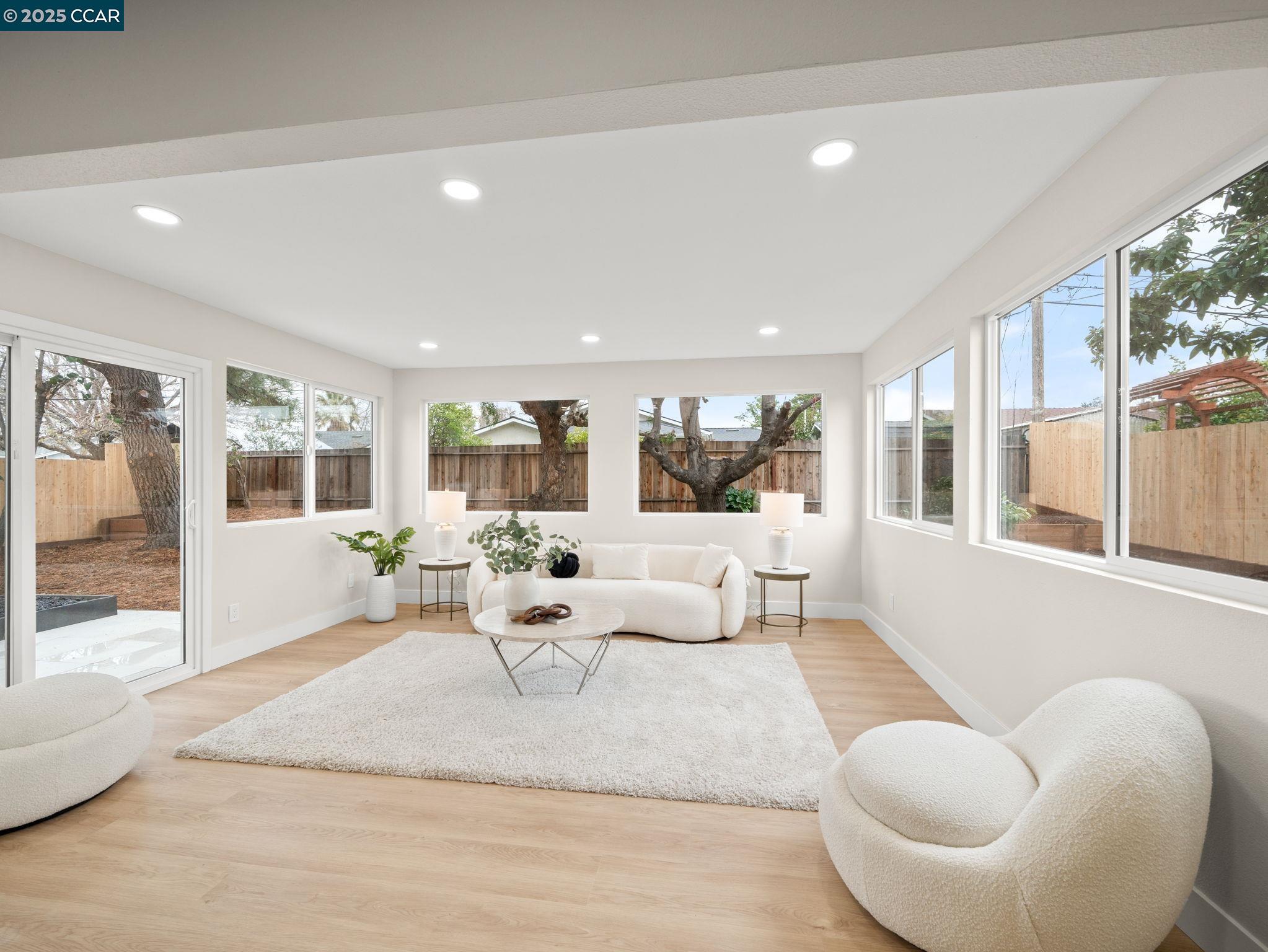 Detail Gallery Image 7 of 28 For 4285 Carter Ct, Concord,  CA 94521 - 4 Beds | 2 Baths