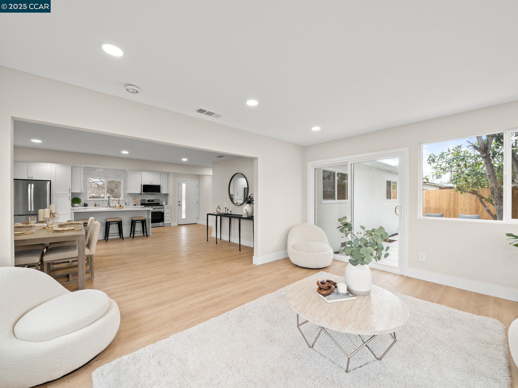 Detail Gallery Image 8 of 28 For 4285 Carter Ct, Concord,  CA 94521 - 4 Beds | 2 Baths