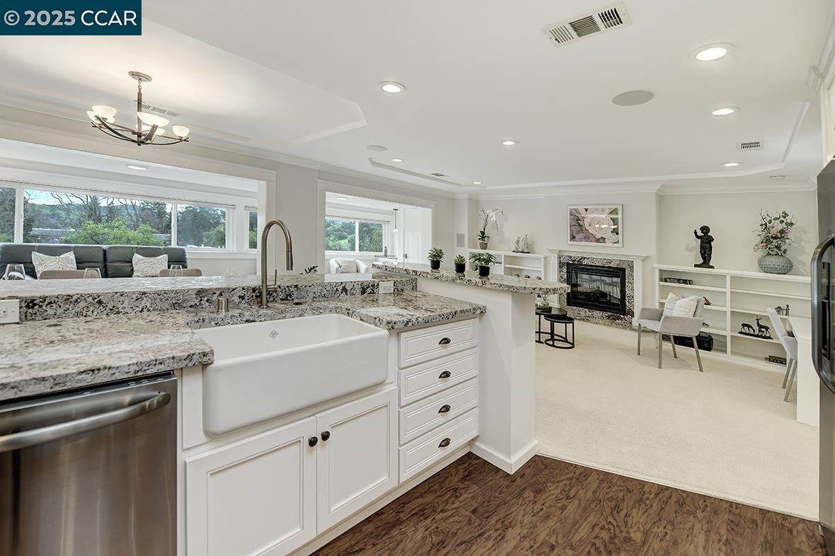 Detail Gallery Image 5 of 55 For 1232 Skycrest Dr #9,  Walnut Creek,  CA 94595 - 2 Beds | 1 Baths