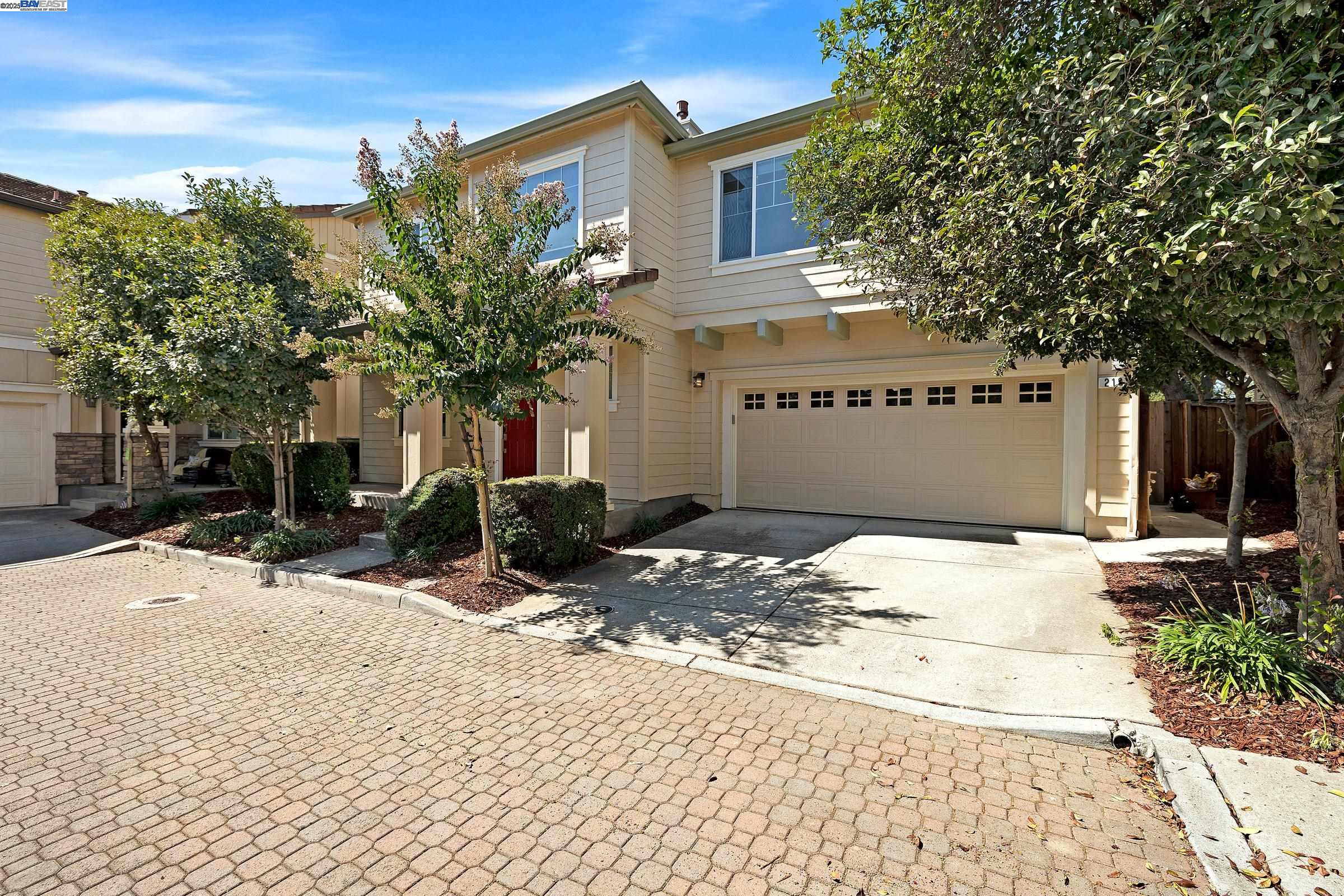 Detail Gallery Image 2 of 35 For 219 Blackstone Cmn, Livermore,  CA 94550 - 3 Beds | 2/1 Baths