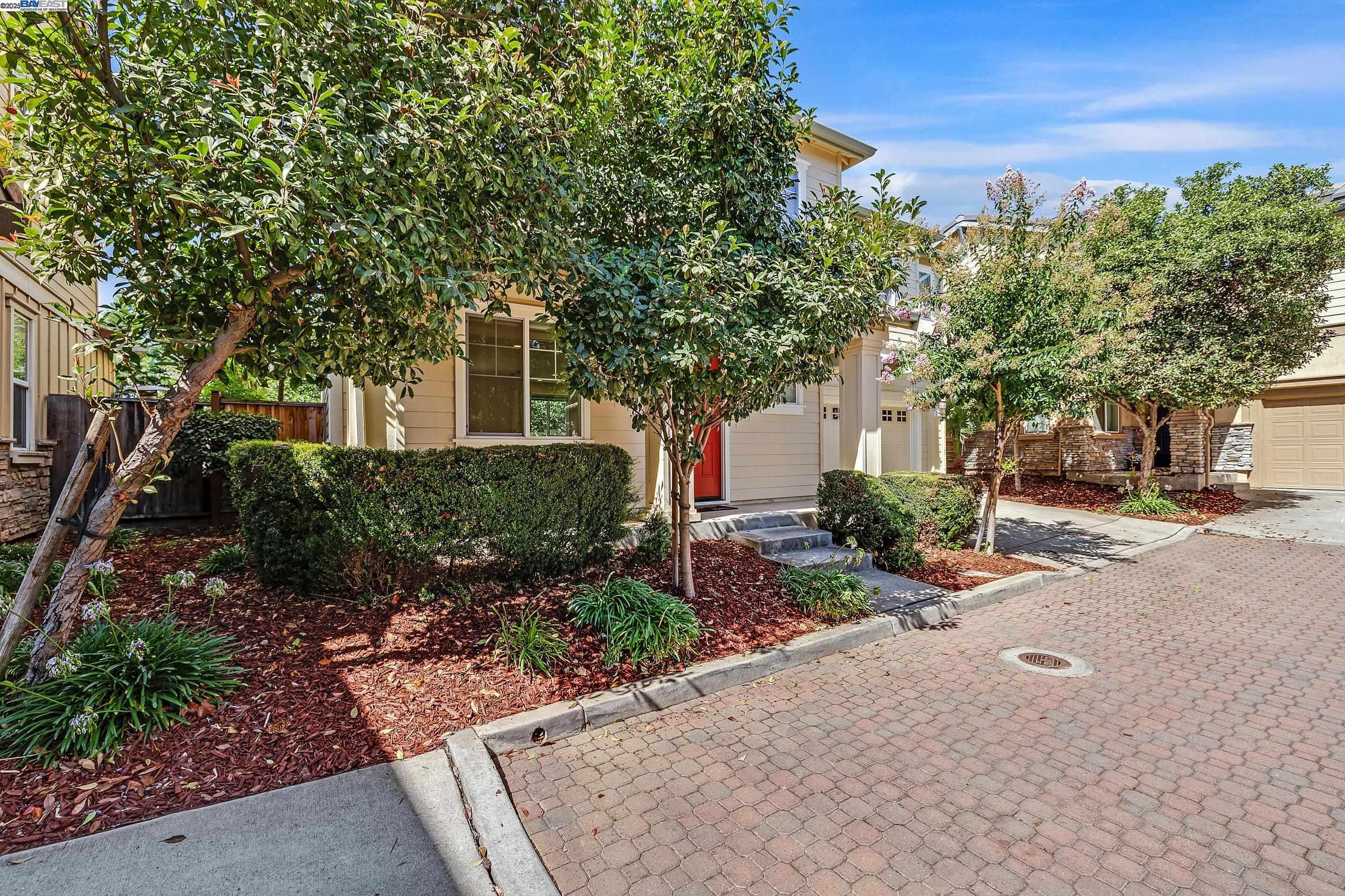 Detail Gallery Image 3 of 35 For 219 Blackstone Cmn, Livermore,  CA 94550 - 3 Beds | 2/1 Baths