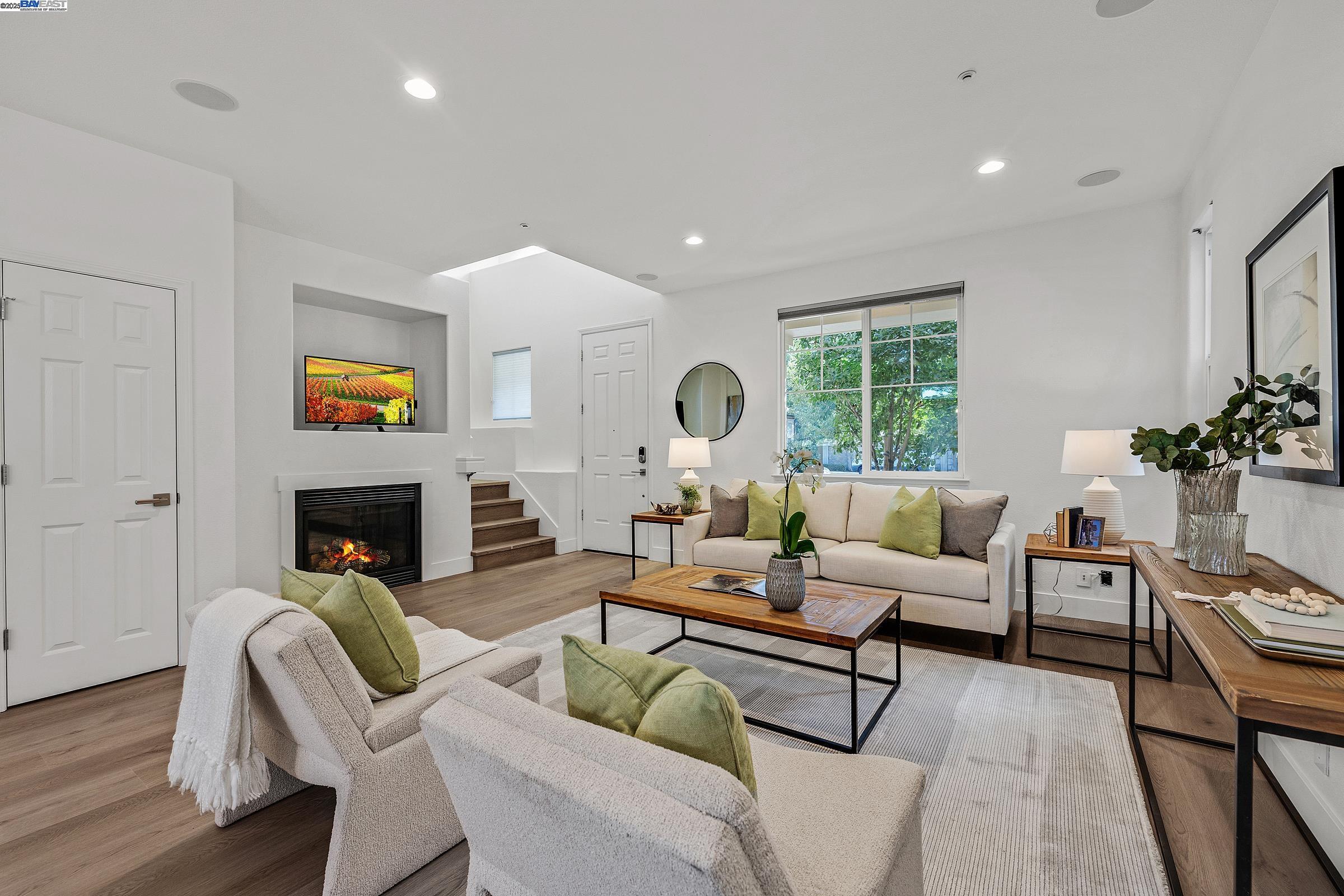 Detail Gallery Image 4 of 35 For 219 Blackstone Cmn, Livermore,  CA 94550 - 3 Beds | 2/1 Baths