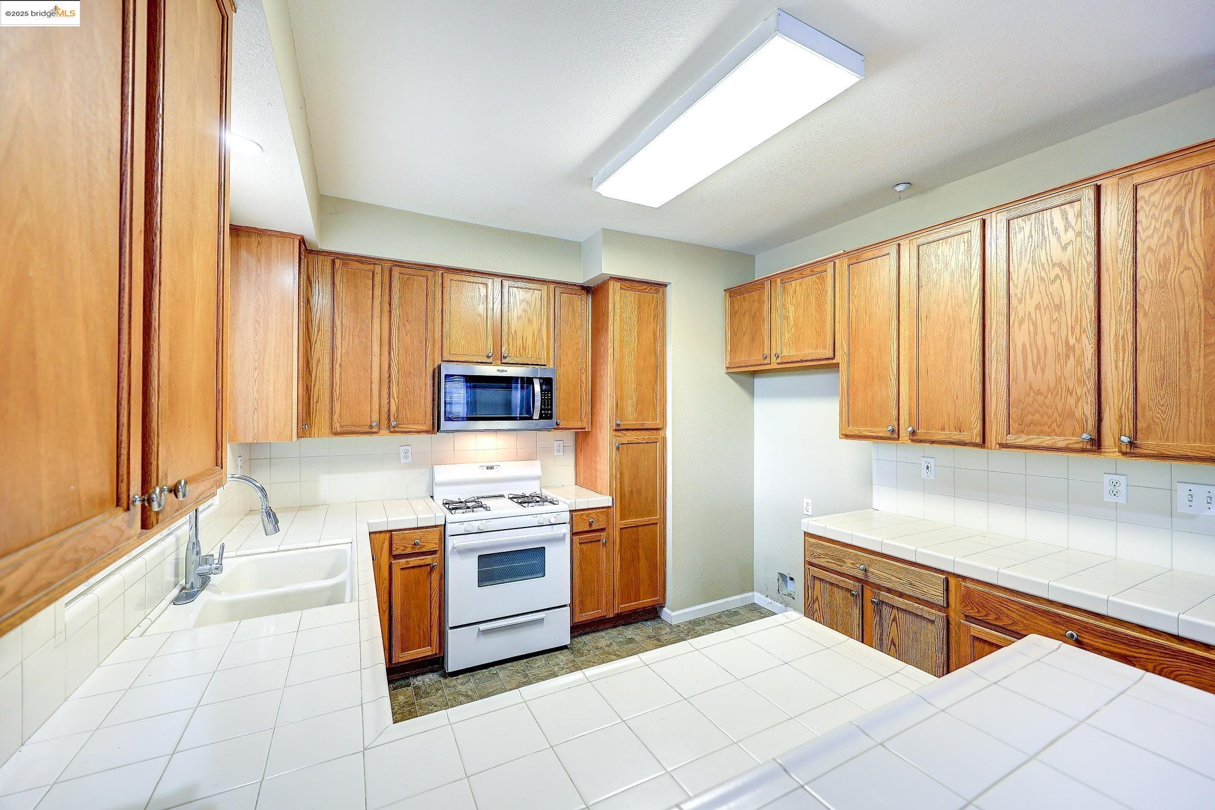 Detail Gallery Image 11 of 30 For 220 Whispering Oaks Court, Brentwood,  CA 94513-9999 - 3 Beds | 2/1 Baths