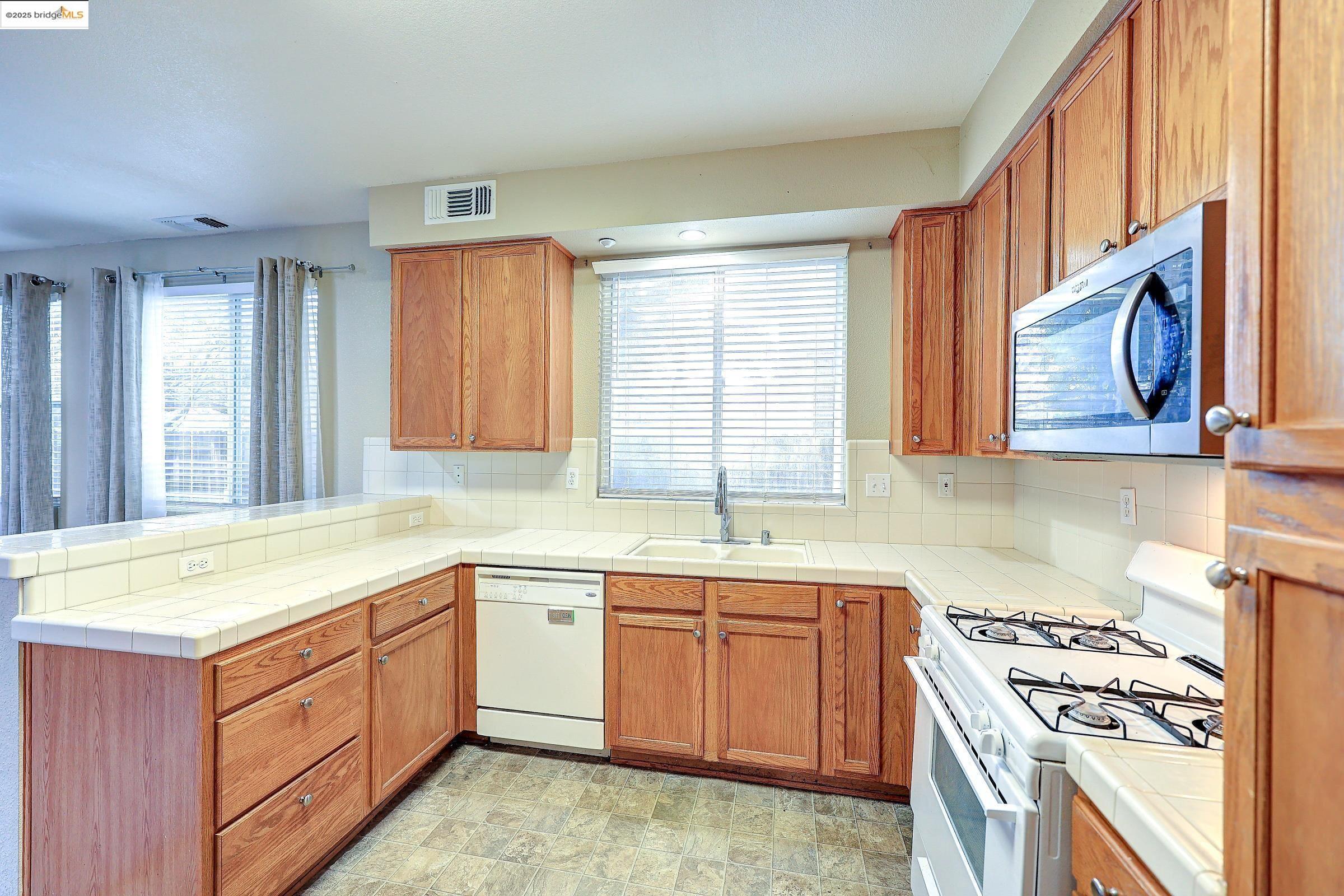 Detail Gallery Image 12 of 30 For 220 Whispering Oaks Court, Brentwood,  CA 94513-9999 - 3 Beds | 2/1 Baths