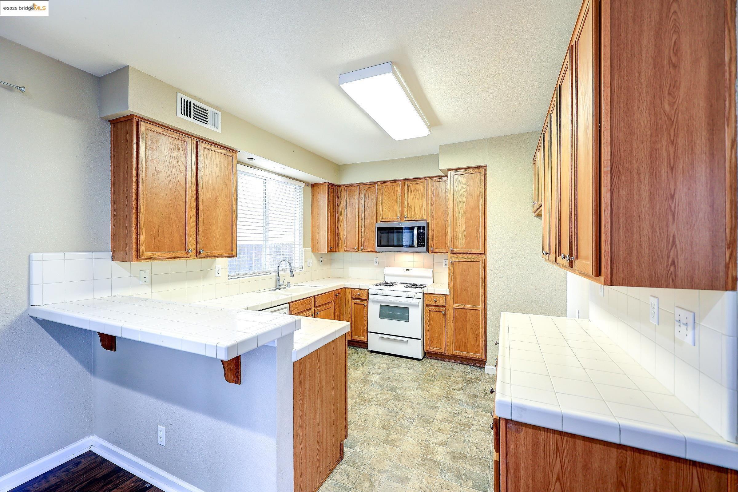 Detail Gallery Image 10 of 30 For 220 Whispering Oaks Court, Brentwood,  CA 94513-9999 - 3 Beds | 2/1 Baths