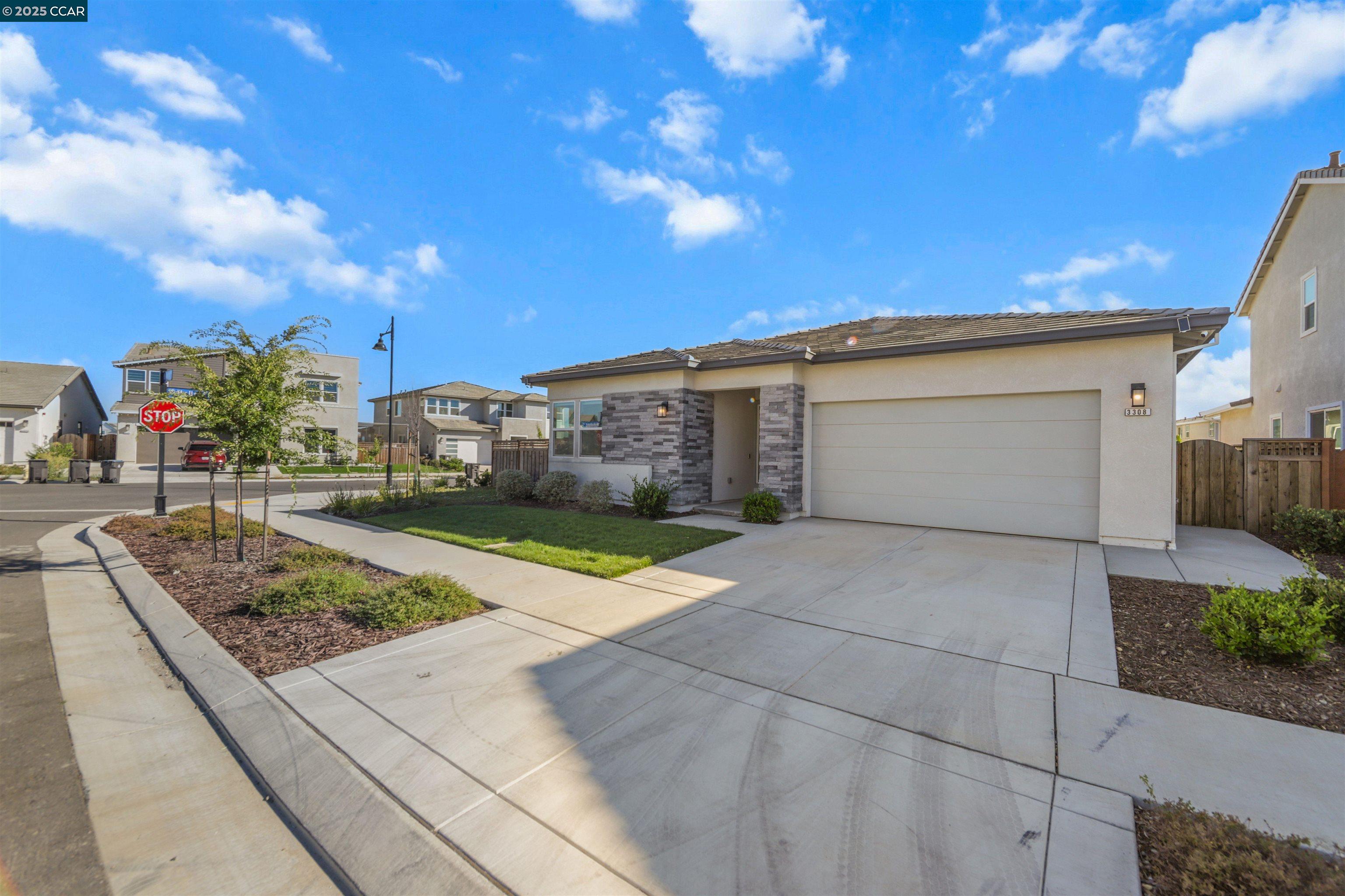 Detail Gallery Image 2 of 17 For 3308 Mayberry St, Lathrop,  CA 95330 - 3 Beds | 2/1 Baths