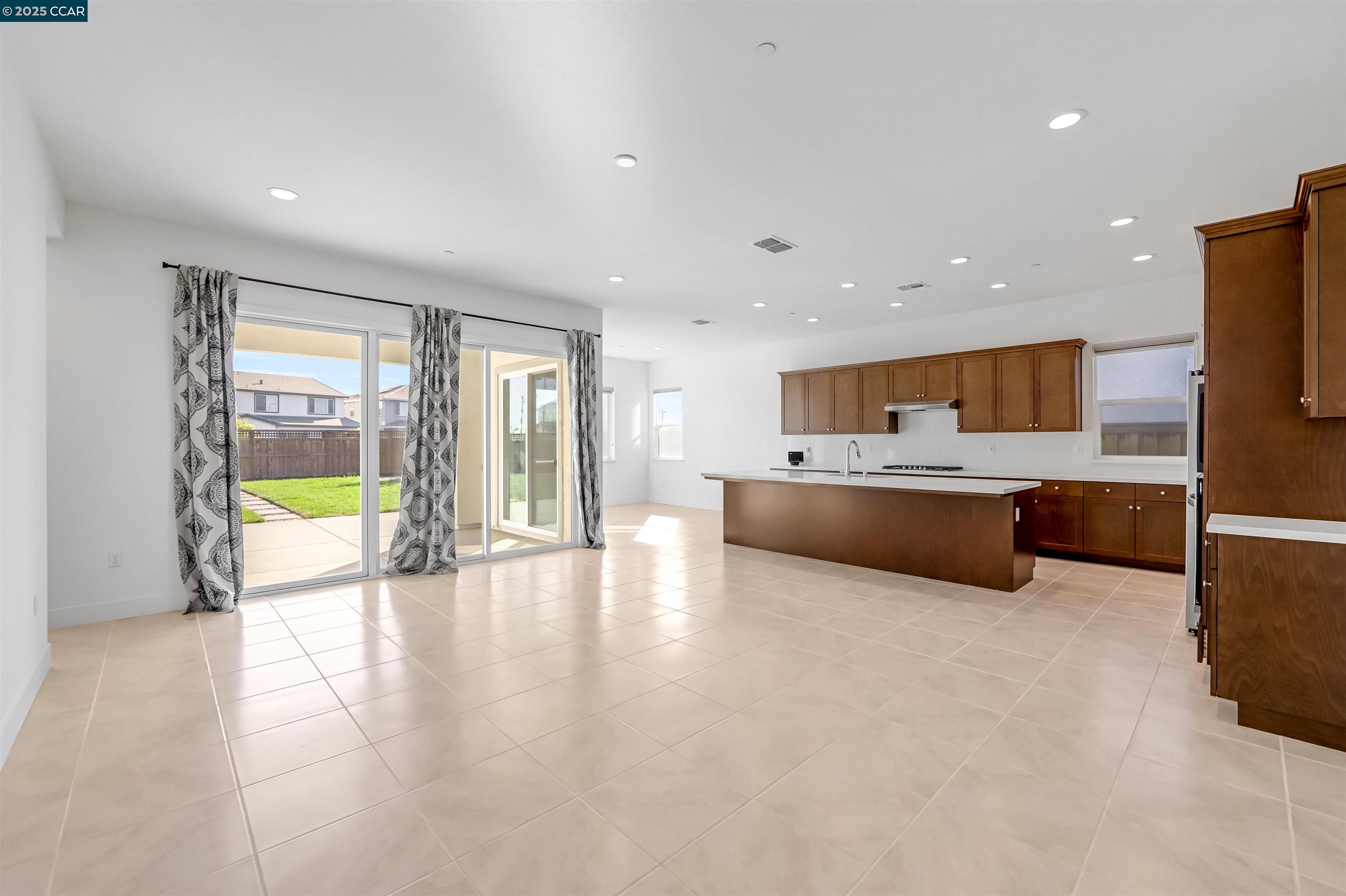 Detail Gallery Image 4 of 17 For 3308 Mayberry St, Lathrop,  CA 95330 - 3 Beds | 2/1 Baths